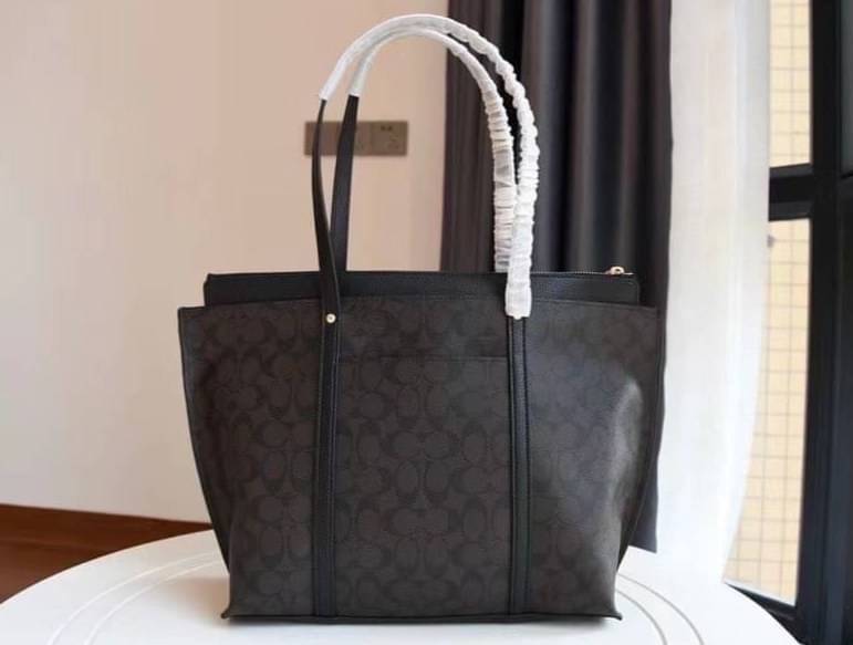 COACH 2319 MAY TOTE IN COLORBLOCK SIGNATURE CANVAS กระเป๋าโท้ท ดีไซน์ใหม่ล่าสุด!! 💕💕 เก๋ตรงปากกระเป๋า คล้ายกระเป๋าซ้อนในตัว สีตัดกับตัวกระเป๋าได้อย่างลงตัว ทรงสวย ใบใหญ่ใส่ของได้เยอะ เปิด-ปิดด้วยซิป รูดใช้งานง่าย ภายในโล่งกว้าง ด้านหลังมีช