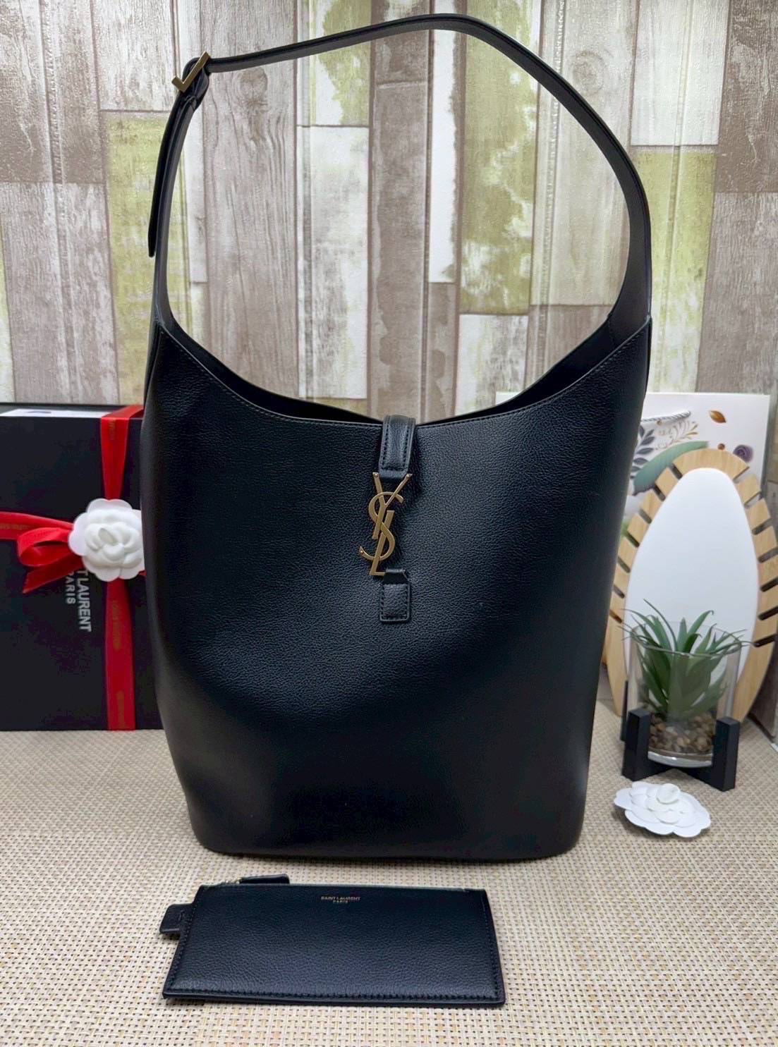 ORI หนังแท้ | YSL LE 5 À 7 hobo in grained leather 30cm / YSL Bucket Bag กระเป๋าสะพายทรงบัคเก็ต งานหนังแท้ลายเกรนใบใหญ่ ดีไซน์รูปทรงใช้งานง่าย ภายในโล่งกว้างมาก มาพร้อมใบเล็กเข้าชุด