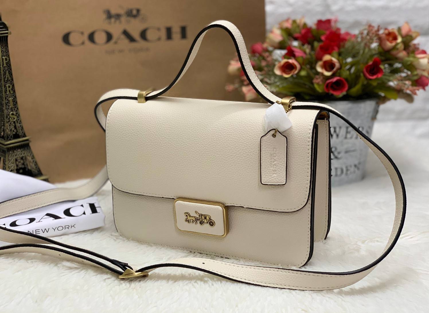 COACH ALIE SHOULDER BAG ((4615)) กระเป๋าสะพายข้างหรือสามารถทบสายกันเพื่อคล้องไหล่ได้ค่ะ วัสดุหนังแท้ หนังนิ่มสวยงามมากๆค่ะ ด้านหน้าเป็นแผ่นโลหะแบรนด์ดูหรูทีเดียว เปิดปิดกระเป๋าแบบกดล็อค ภายในแบ่งช่องหลักหนึ่งช่องค่อนข้างกว้างใส่มือถือได้ทุกรุ่น;กระเป๋าเงิ