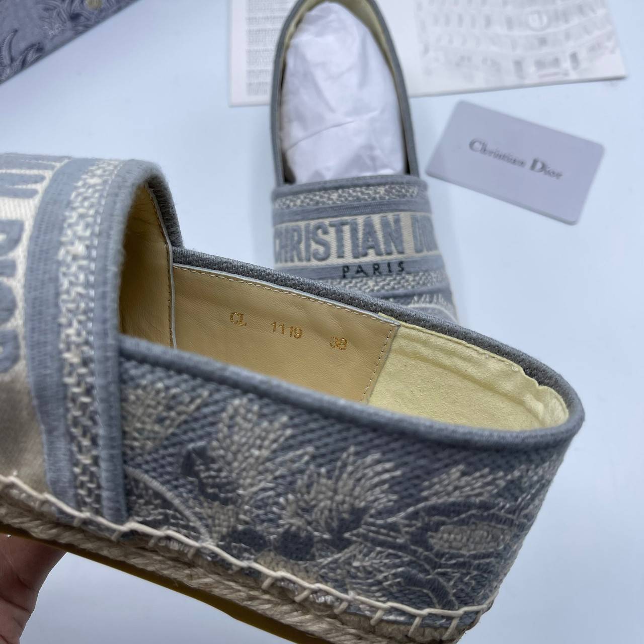 DIOR GRANVILLE ESPADRILLE SS21 Oblique Embroidered Cotton รองเท้าที่เป็นเอกลักษณ์ ที่สุดแห่งความหรูหราที่ใช้งานได้ทุกวัน ตัดเย็บจากผ้าฝ้ายปักลาย ประดับด้วยรายละเอียดสวยงาม งานเกรดออริจินอล 1:1 เหมือนที่สุด มีเลข Code ภาพสินค้าถ่ายจากงานขายจริง ไม่โป๊ะแตกแ