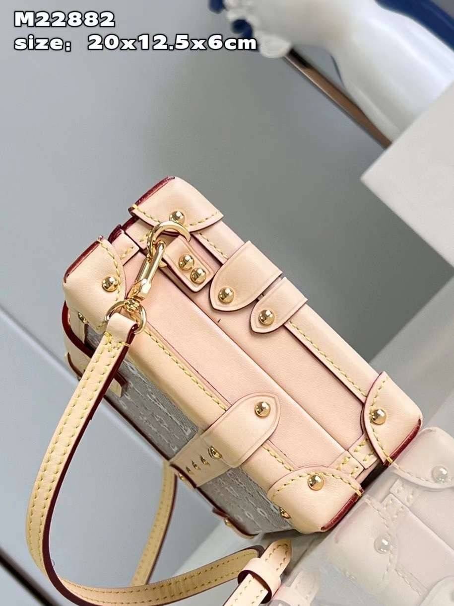 LV Petite Malle handbag soft beige color with golden reflections เกรดท็อปออริจินอล มีความละเอียดของเนื้องานมากที่สุด ปราณีตตรงปกทุกใบ ใช้สลับของแท้ได้ ใช้งานต่างประเทศได้ เข้าออกผ่านทุก ตม. สุดยอดเดอะเบสท์ไอเท็ม สวยหรู ผู้ดี หรูหรา ดูแพงมาแต่ไกล