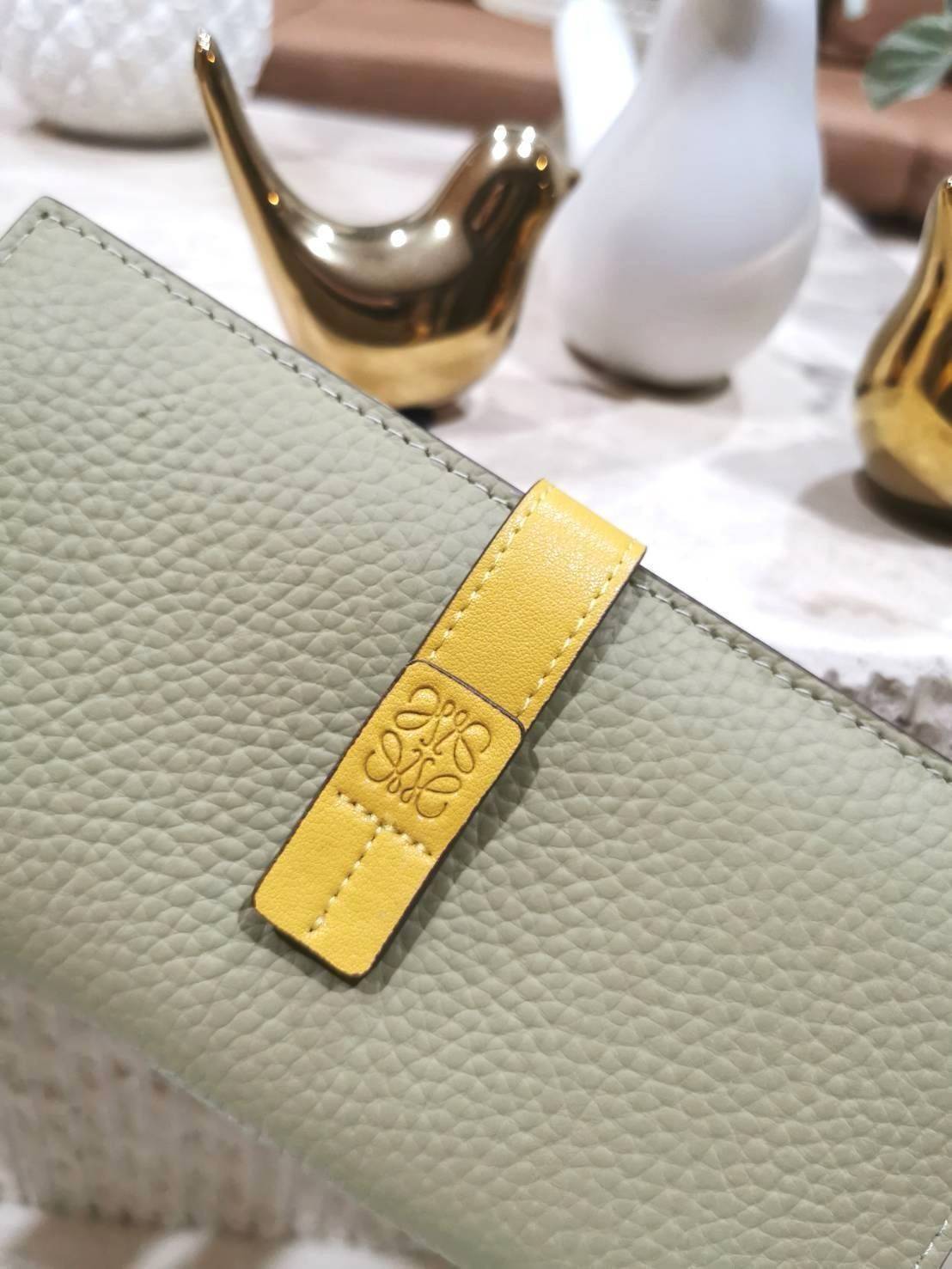 LOEWE LONG WALLET BAG วัสดุหนังแท้เทคเจอร์สวยอยู่ทรงปั้มโลโก้แบรนด์ด้านหน้าเปิดปิดด้วยกระดุม ภายในมีช่องใส่ธนบัตรหลายช่อง ช่องหลักสามารถใส่มือถือได้ มีช่องซิปใส่เหรียญ ช่องใส่ธนบัตรใส่แบงก์พันได้ สวยน่าใช้ พร้อมส่งที่ไทยสุดคุ้มห้ามพลาด!