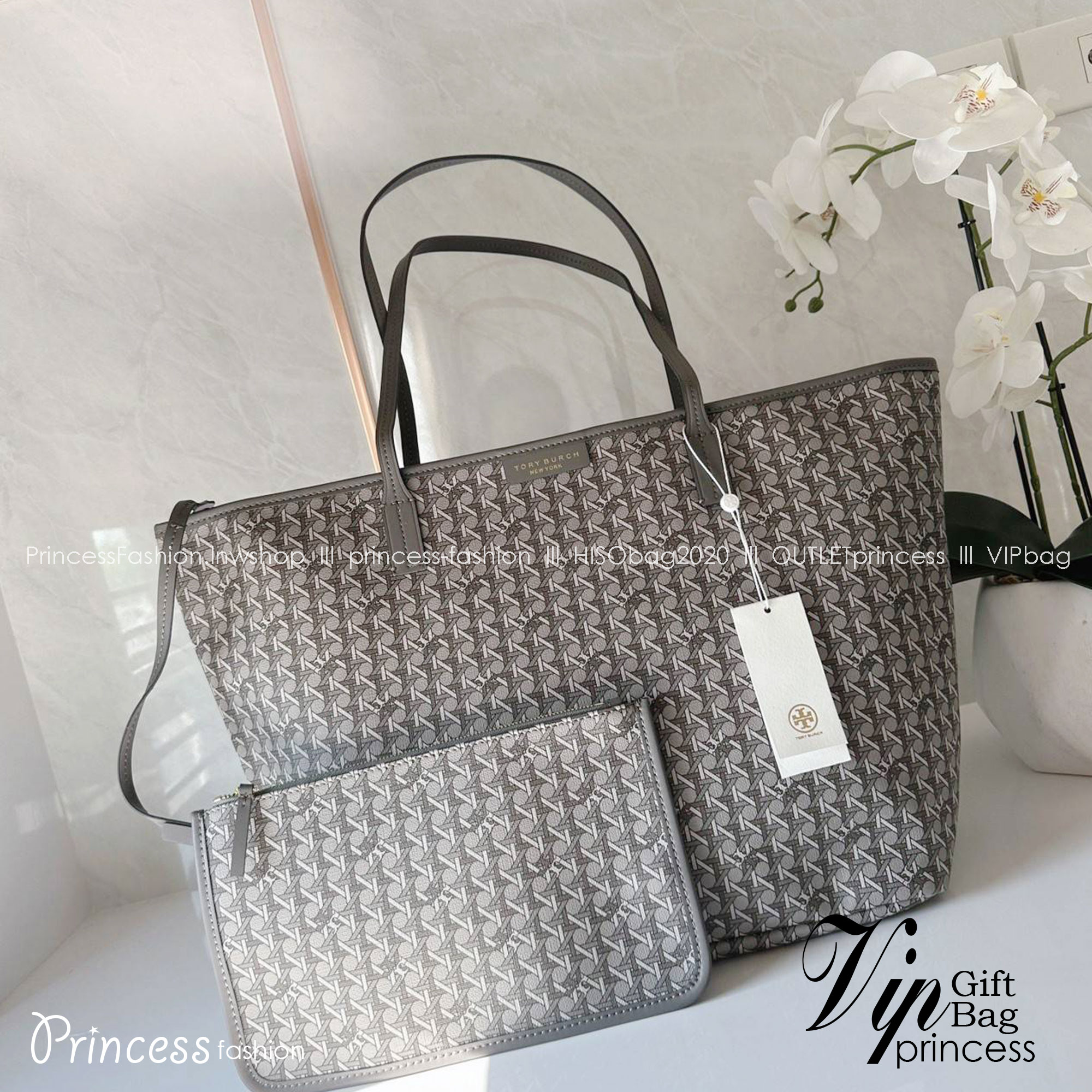 Tory Burch Ever Ready Zip Tote Small Coated Canvas / Tory Burch Geo Logo Tote กระเป๋าโท้ท พิมพ์ลายด้วยลวดลายสานตะกร้าอันเป็นเอกลักษณ์ของแบรนด์ ซึ่งได้แรงบันดาลใจจากความหลงใหลในงานจักสานของผู้ก่อตั้ง