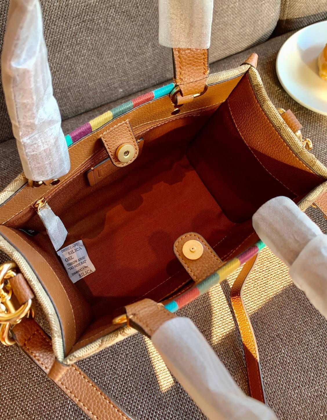 สวยๆอย่างนี้อดใจยังไงไหว!! Coach Dempsey Tote 21 In Signature Jacquard With Stripe And Coach Patch ((C5637)) ✈️พร้อมส่งความสวย! คุณภาพจัดเต็มเลยค่ะ กระเป๋าทรงTote ไซด์กลางๆ วัสดุ Jackquard+หนังแท้ ได้ลงตัวสวยงาม 🔺สีคอลเลคชั่นใหม่ล่าสุด! ด้า