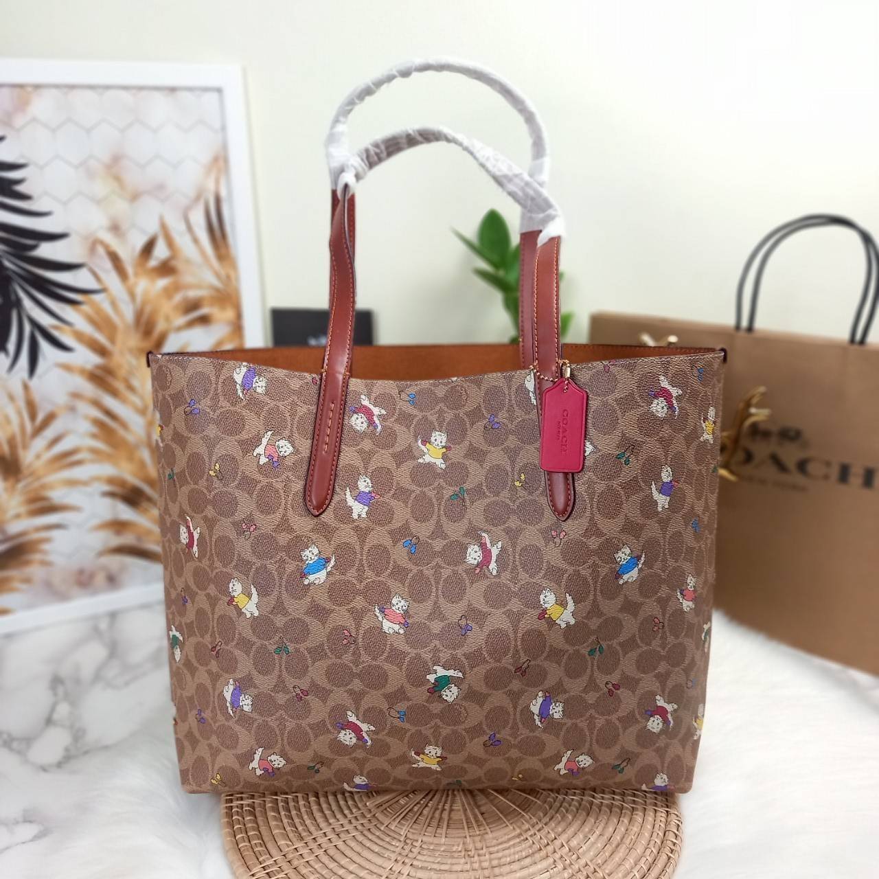 COACH HIGHLINE TOTE IN SIGNATURE CANVAS WITH KITTENS PRINT (C6591)💥กระเป๋าทรง TOTE ที่สมบูรณ์แบบที่สุดอีกรุ่น สวยและเรียบง่าย แต่ไม่ทิ้งความหรูหรา คลาสสิค// กระเป๋าถือ กระเป๋าสะพาย ที่มีความจุเข้าขั้นอลังการ วันไหนๆ ก็เอาอยู่สบายมาก// วัสดุหนังแคน