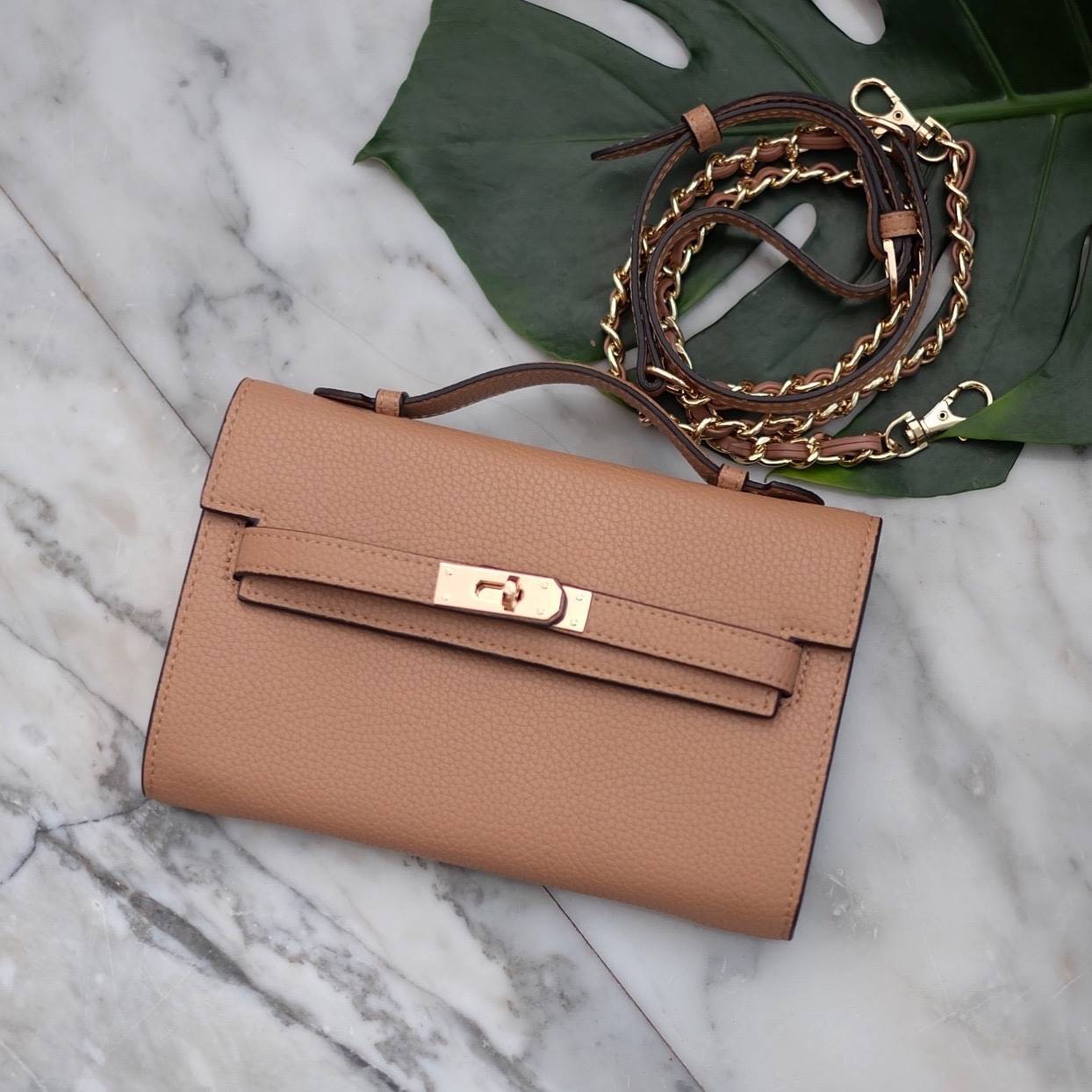 KEEP • Ellis • กระเป๋า คลัช ถือ //สะพาย ขนาด กะลังดี ทรงสวย แค่ใบเดียวจบ! หนังคุณภาพเยี่ยม ภายใน จุของคุ้ม ใส่บัตร ใส่มือถือได้ทุกรุ่น ใบนี้ จะแต่งกับ Look ไหนก้อเข้ากันได้ดีแน่นอนค๊า Don't miss!! หนังลายสวยมาก นิ่มมือ ภายในใส่ของจุกจิก 2 ด้านเลย สาม