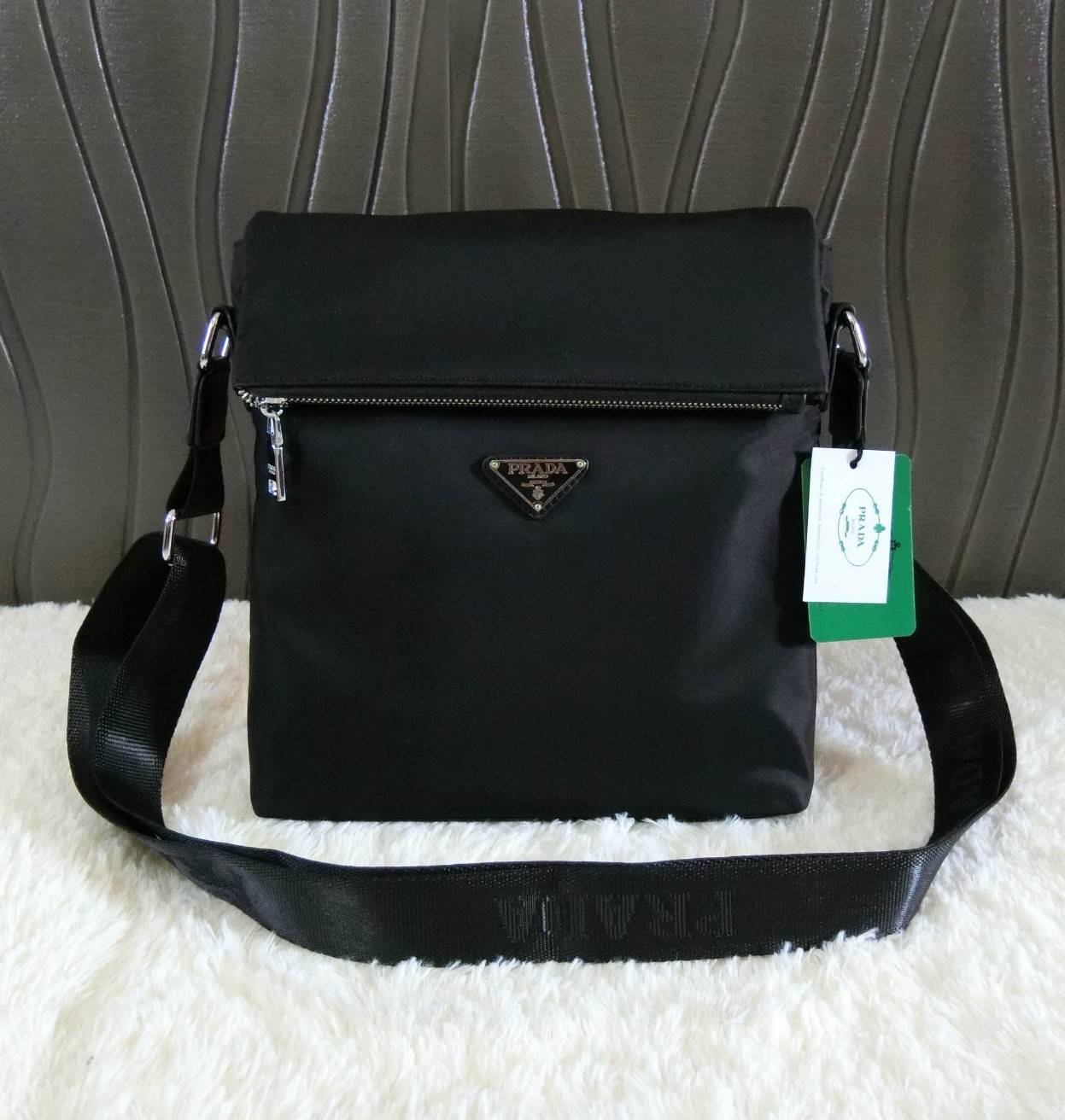 Prada messenger bag Limited edition กระเป๋าอเนกประสงค์ วัสดุ Nylon ขนาดกำลังดี ตัวกระเป๋าน้ำหนักเบา ด้านหน้ามีช่องซิป เป็นฝากระเป๋า เปิด/ปิดด้วยแม่เหล็กดูด ด้านในโล่งกว้าง ใส่ iPad มีช่องซิป 1 ช่อง และช่องใส่ของจุกจิก ด้านหลัง มีช่องซิปอีก1ช่อง อะไหล่สีเง