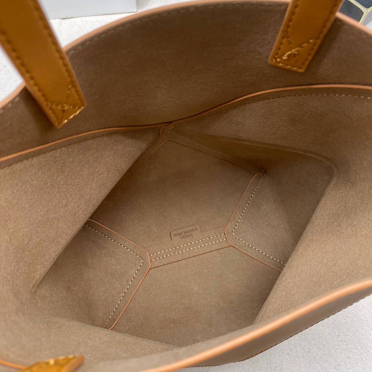 LOEWE Mini Puzzle Fold Tote in shiny calfskin / LOEWE TOTE BAG 18cm พร้อมส่ง กระเป๋าทรงโท้ท ขนาดมินิ ใช้งานง่ายเรียบหรู จุของได้เยอะ หนังเรียบสวยอยู่ทรงมาพร้อมสายสะพายยาวถอดได้ พับเก็บได้เป็นเอกลักษณ์