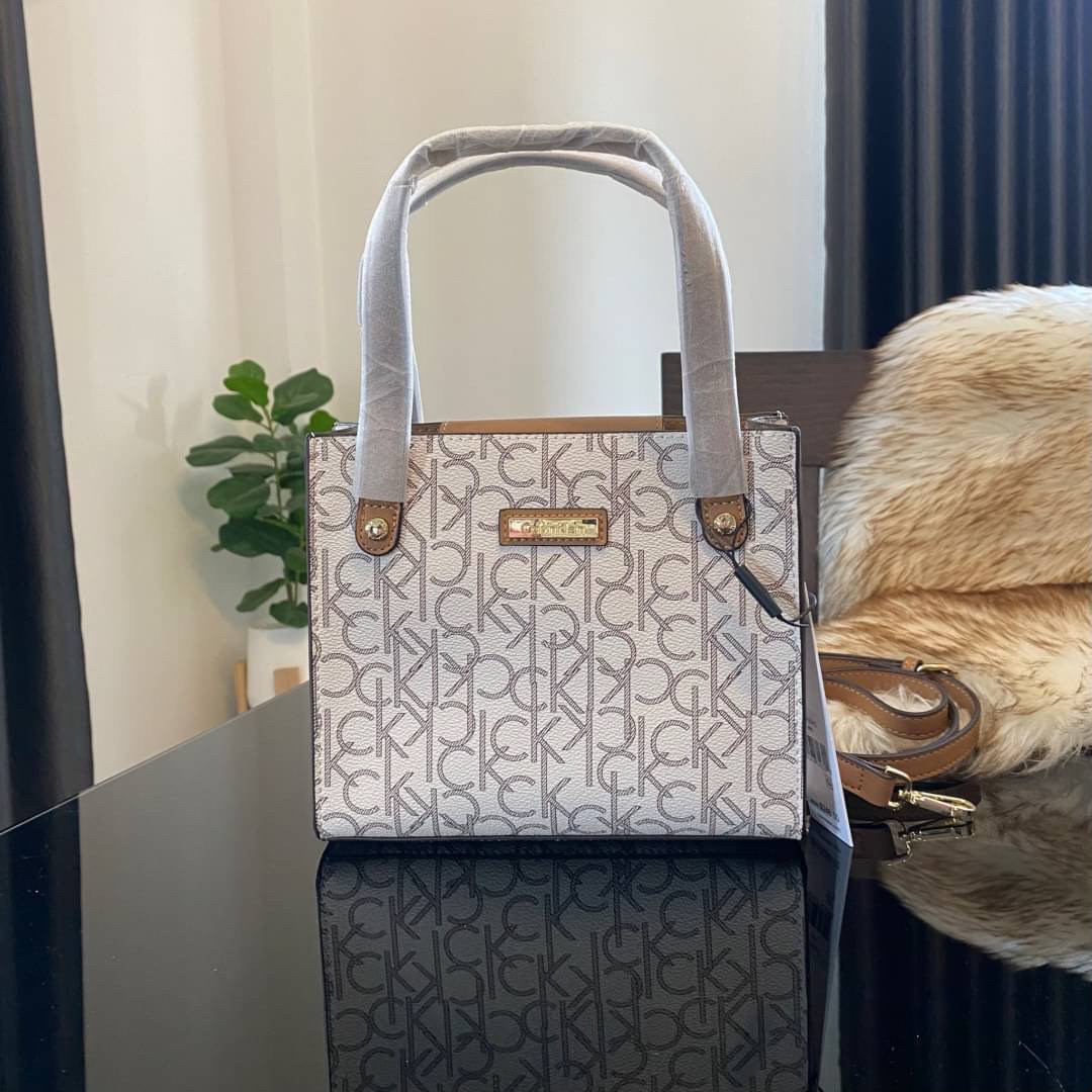 CALVIN KLEIN JEANS crossbody bag กระเป๋าถือหรือสะพาย ลายซิกเนเจอร์แบรนด์ทั้งใบ มีหูจับสำหรับถือ เปิด-ปิดกระเป๋าด้วยกระดุมแม่เหล็ก ด้านในโล่งกว้างมีช่องเล็กและช่องซิปสำหรับใส่ของจุกจิก ซับในลายแบรนด์อย่างดี มาพร้อมสายสะพายยาวปรับระดับได้ สามารถใช้ได้หลากหล