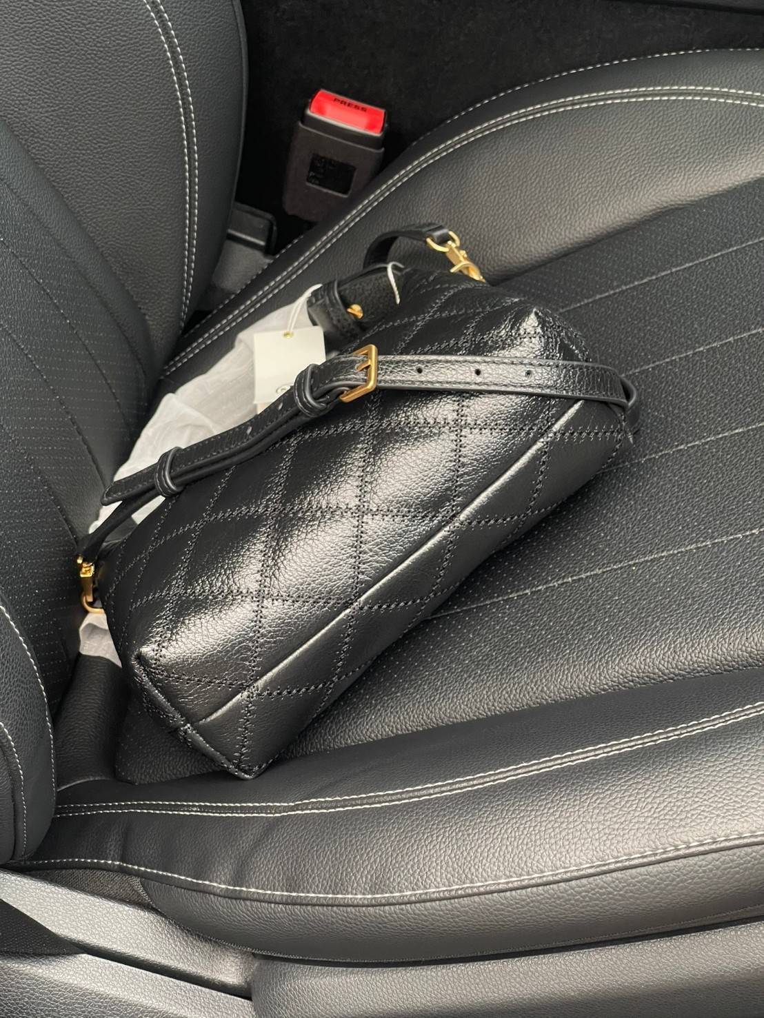 ของแท้ 💯% Tory burch new women's underarm bag single shoulder straddle bag ว่าด้วยเรื่องกระเป๋าที่สามารถสะพายไหล่ก็ได้หรือเป็นทรงบอดี้ก็ได้ มีให้เลือกหลายคอลเลคชั่นด้วยกันสำหรับคอลเลคชั่นนี้สามารถตอบโจทย์สาวใสวัยทำงานได้เป็นอย่างดี