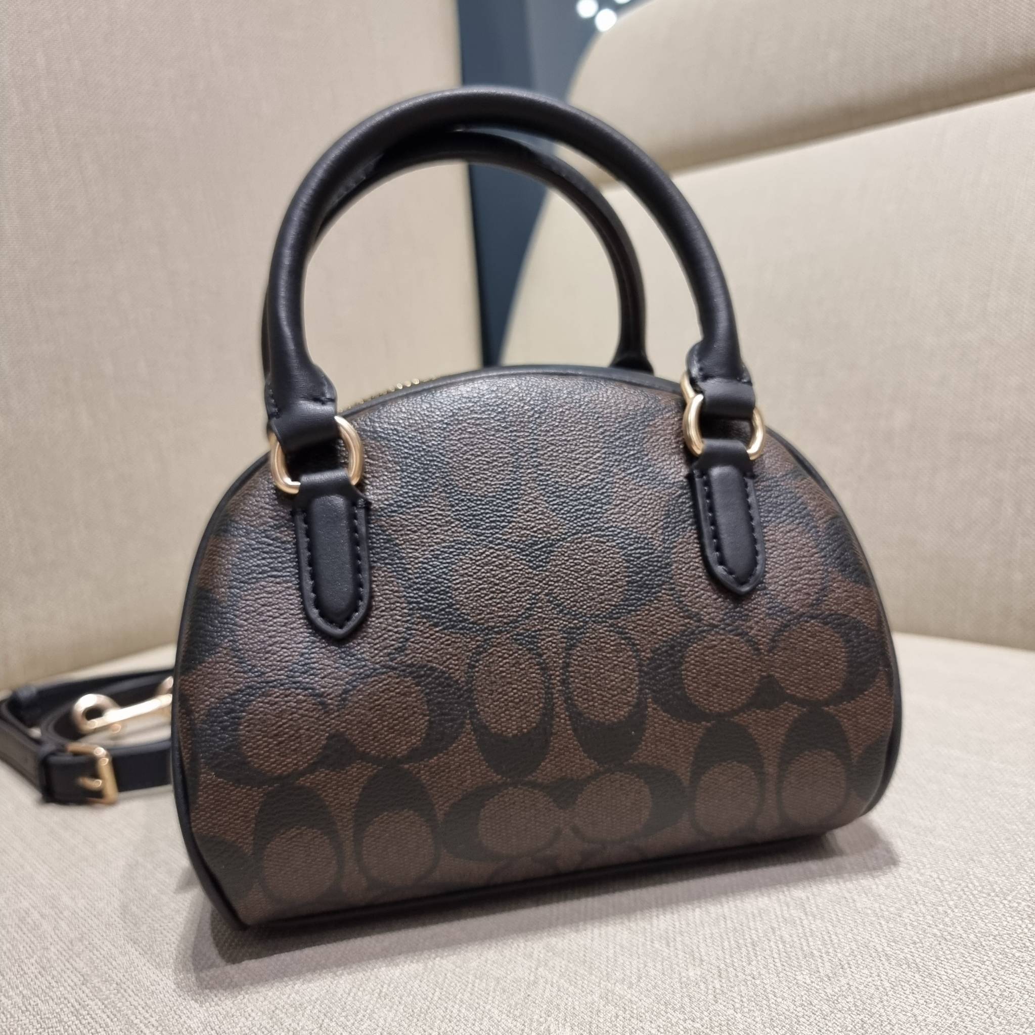 COACH SYDNEY SATCHEL BAG CA202 CA591 CB596 ใหม่ล่าสุด กับคอลที่สาวๆต้องหลงรัก กระเป๋าสะพายทรง satchel ที่มีรูปทรงดึงดูดสายตา สวยแรกเห็น วัสดุหนัง crossgrain พร้อมหูจับในตัว เปิด-ปิดด้วยซิป ภายในโล่งกว้าง ขนาดกำลังดี มีสายครอสให้ ปรับได้ตามชอบ ใบจริงลูกคุณ