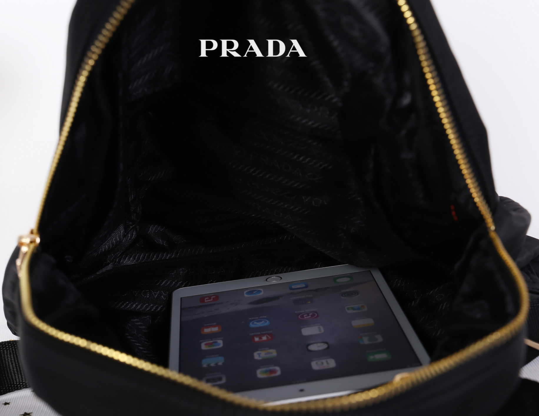 PRADA NYLON Bear BACKPACK กระเป๋าสะพายเป้ Premium gift จากเคาน์เตอร์ต่างประเทศรุ่น Limited edition วัสดุเป็น Nylon เนื้อหนาคุณภาพดีตามแบบฉบับของแบรนด์ ขนาดกำลังดี น้ำหนักเบา ด้านหน้าเป็นลายหมีปั๊กกลิ้ตเตอร์โลโก้แบรนด์ อะไหล่ทองหรูภายในซับ Polyester 100% ม