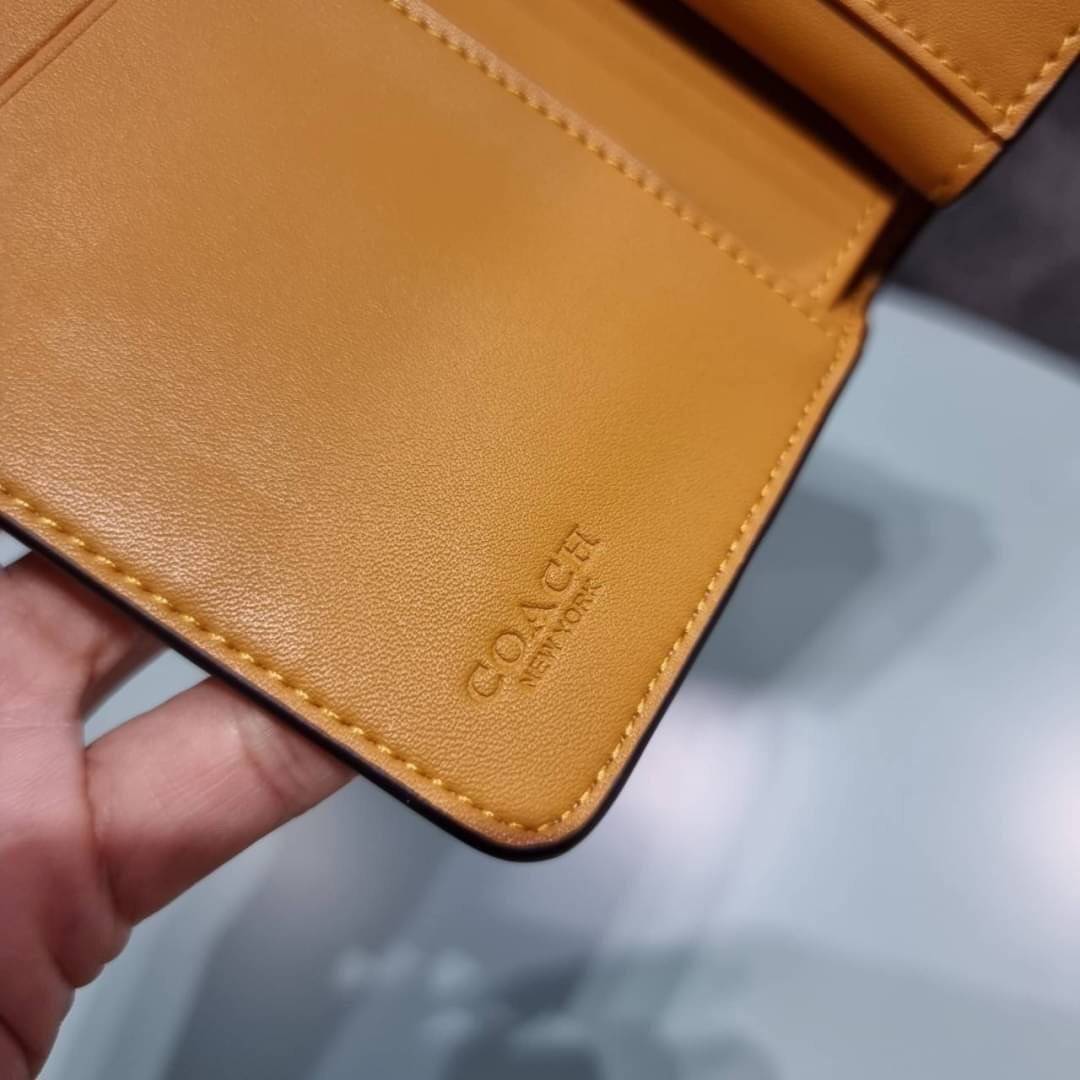 COACH C3375 MEDIUM CORNER ZIP WALLET IN SIGNATURE CANVAS WITH DAISY PRINT ดีไซน์ใหม่ล่าสุด!! คอลเลคชั่นลายพริ้นท์ เพิ่มลูกเล่นให้กระเป๋าสตางค์ของคุณ กับกระเป๋าสตางค์ใบกลาง ขนาดกำลังเหมาะมือ วัสดุหนังแคนวาส ดูแลรักษาง่าย มีช่องใส่บัตรและธนบัตรครบ และช่องซิ