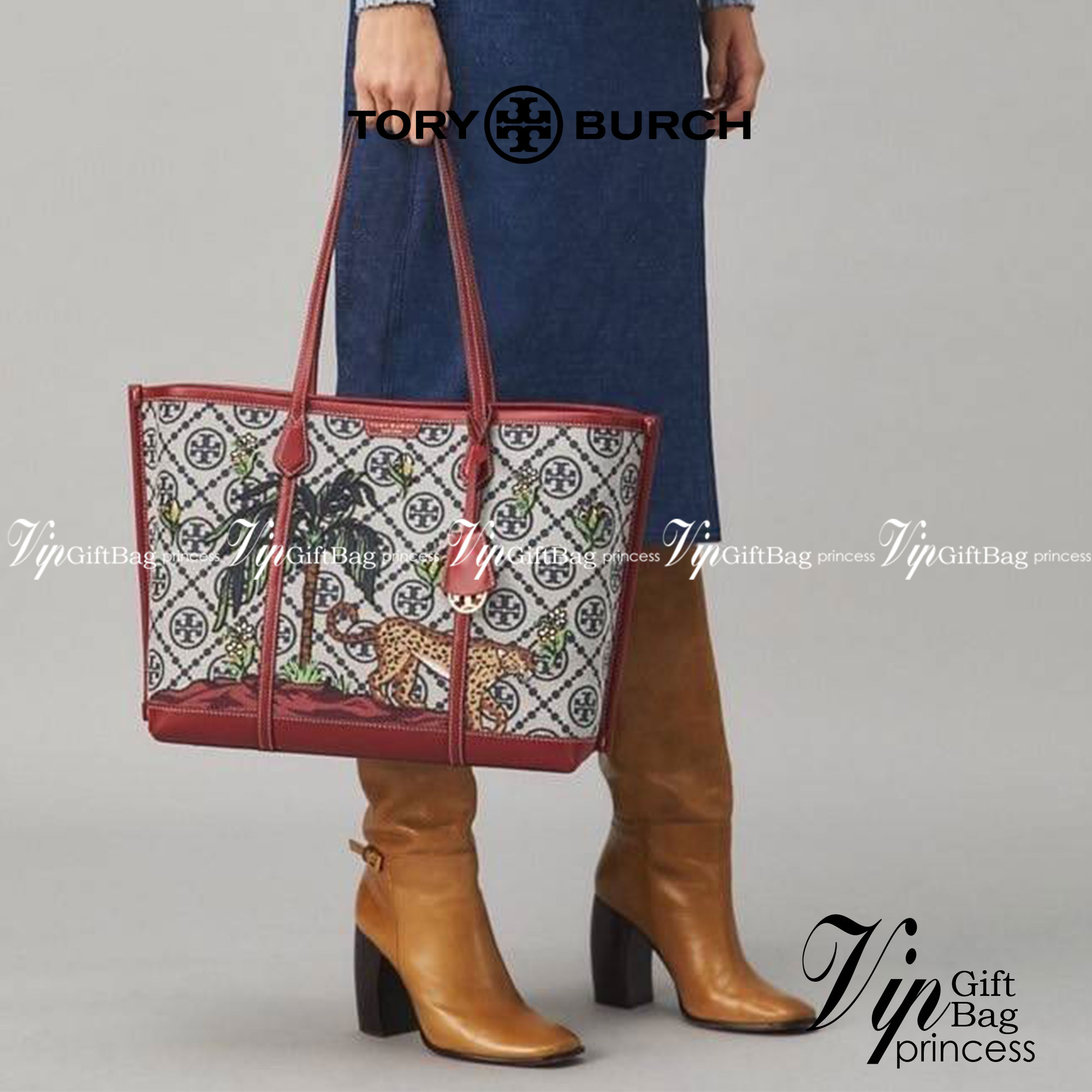 Tory Perry Embroidered T Monogram Triple Compartment Tote Bag เป็นแพทเทิร์นที่ได้รับแรงบันดาลใจจากการควิลท์สไตล์เพนซิลเวเนียดัตซ์ดั้งเดิมและเฉลิมฉลองโลโก้อันเป็นสัญลักษณ์ของแบรนด์ วัสดุผ้าแจ็คการ์ดแบบทอหนัง อะไหล่ทอง โดดเด่นด้วยลายเสือชีร์ต้าร์ งานเย็บปัก