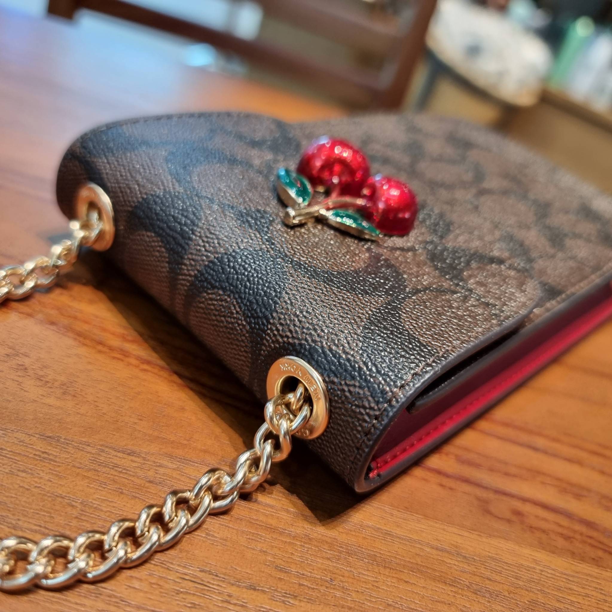 COACH F73486 NORTH/SOUTH PHONE CROSSBODY IN SIGNATURE CANVAS WITH FRUIT 🍒🍓🍋 แจกความสดใสกันอีกครั้ง!! กับกระเป๋าสะพายเอนกประสงค์ Case phone ใส่โทรศัพท์มือถือได้ทุกรุ่น ดีไซน์ลายผลไม้ฉ่ำๆ สวยมีเสน่ห์ 💖 วัสดุหนังแคนวาสคุณภาพ ฝ