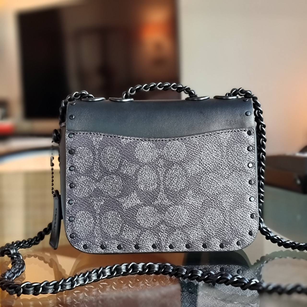 COACH C2462 MADISON SHOULDER BAG 16 IN SIGNATURE CANVAS WITH RIVETS (B4NQ4) กระเป๋าสะพายข้าง ไซส์กะทัดรัด พกพาง่าย น้ำหนักเบา ดีไซน์สวย โดดเด่นด้วยตัวล็อครูปดอกไม้ สีสันตกแต่งตัดกันกับลายซีอย่างลงตัว วัสดุหนังแคนวาสเคลือบลาย ภายในแบ่งสัดส่วนให้อย่างดี มาพ