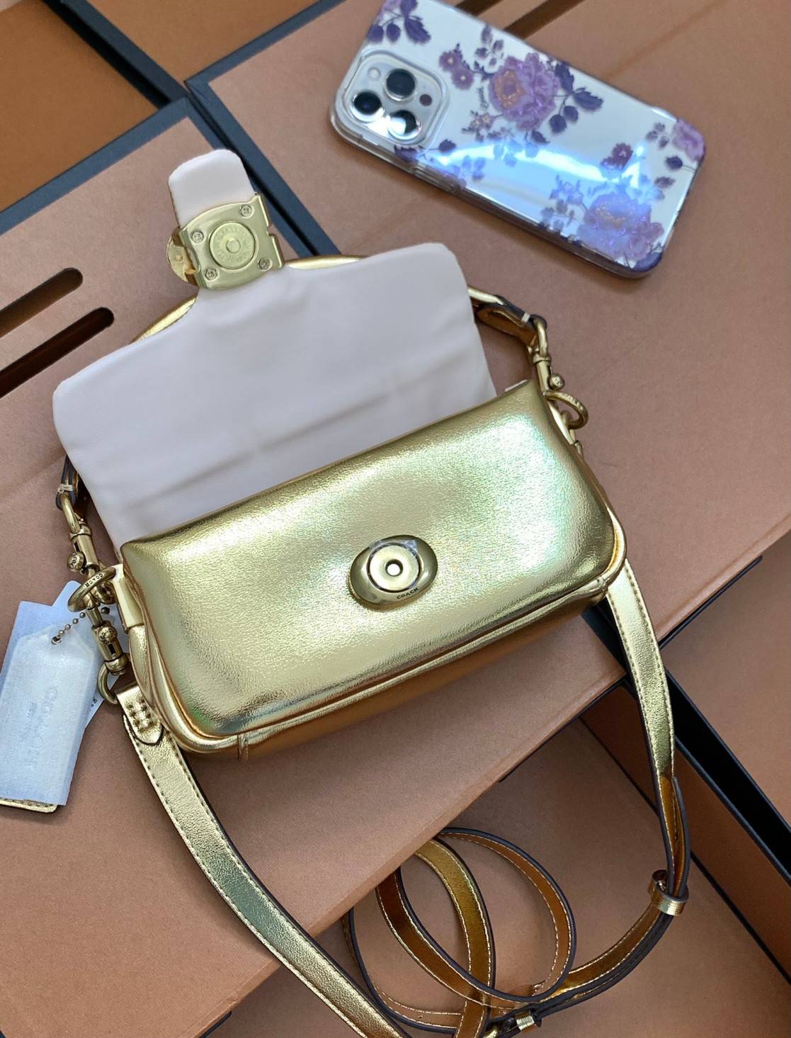 น้องสวยมากก สินค้าจริงสวยกว่าในรูป ไม่จกตาค่ะ! COACH PILLOW TABBY SHOULDER BAG 18 ((C3880)) 📣 พร้อมส่งที่ไทย คุณภาพเกินราคา! กระเป๋าหิ้ว//สะพายแบบครอสบอดี้ร์ 🔺หนัง nappa อย่างดี หนานิ่ม นุ่มมากๆ หลงรักน้องแน่นอน