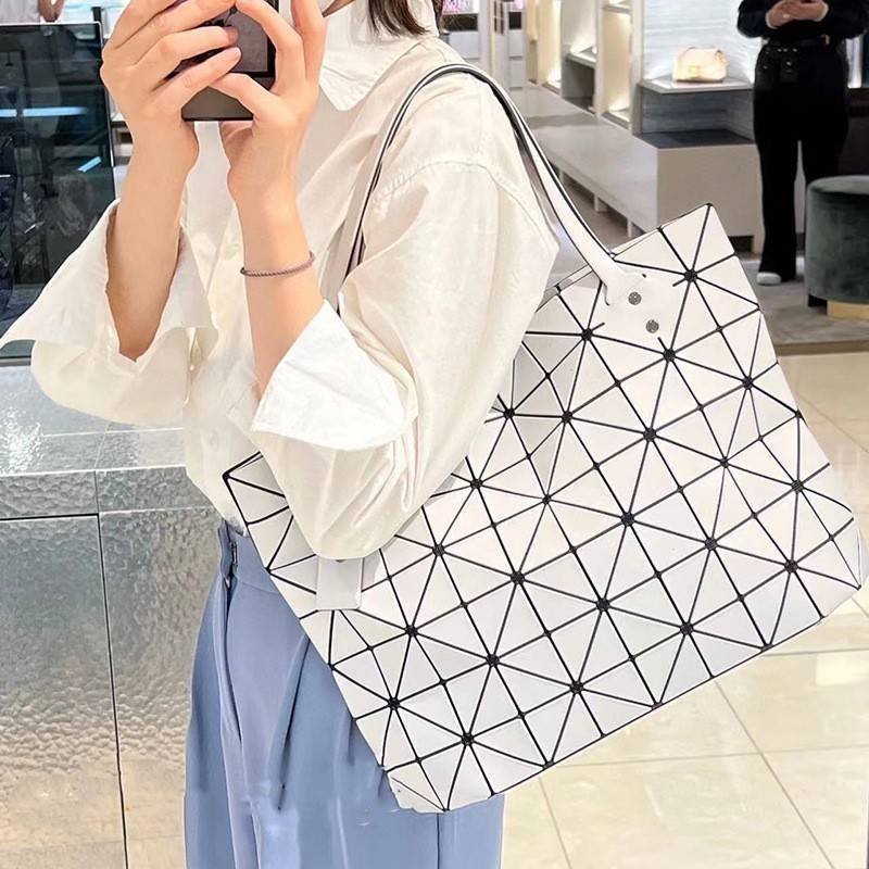 Bao Bao Issey Miyake ROCK MATTE ซีรีส์นี้จะเป็นทรงสี่เหลี่ยมผืนผ้า มีซิปปิดด้านบน ถือเป็นรุ่นที่เหมาะกับการใช้งานในชีวิตประจำวัน สามารถพับมุมและบริเวณด้านล่างของกระเป๋าเพื่อเพิ่มความสะดวกสบายในการใช้งาน ทั้งยังช่วยให้วางกระเป๋าในแนวตั้งได้อีกด้วย แผ่นต่อส