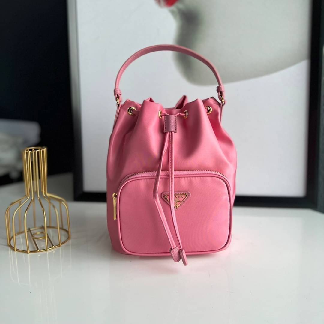 Prada Duet Re-Nylon Bucket shoulder bag / Prada Nylon bucket bag Pastel เกรดใช้สลับใบจริง ออริจินอล ใช้งานต่างประเทศได้ น้องสาวสุดสวยมาให้จับจองอีกหนึ่ง สีพาสเทลน่ารักละมุนมากๆ ค่ะ กระเป๋าสะพายข้าง ทรงขนมจีบ ไซส์มินิ ขนาดน่ารักน่าใช้มาก วัสดุขอบหนังแท้ แล