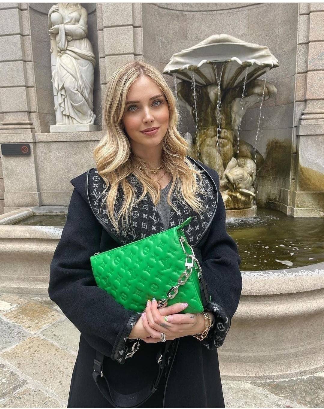 LV HANDLE POUCH MONOGRAM / LV Coussin กระเป๋าสะพายกึ่งคลัชท์ สุดล้ำ มาแรงมาก ด้วยความสวยปังตั้งแต่แรกเห็น วัสดุหนังแกะปั๊มลายสวยคม มาพร้อมสาย 2 เส้น เลิศๆ มีสายโซ่ที่มีดีเทลละเอียดไม่ซ้ำ และสายสปอร์ตครอสบอดี้ ที่จะคล้องไว้ทั้งสองเส้นก็ดีงาม หรือสลับใช้ตาม