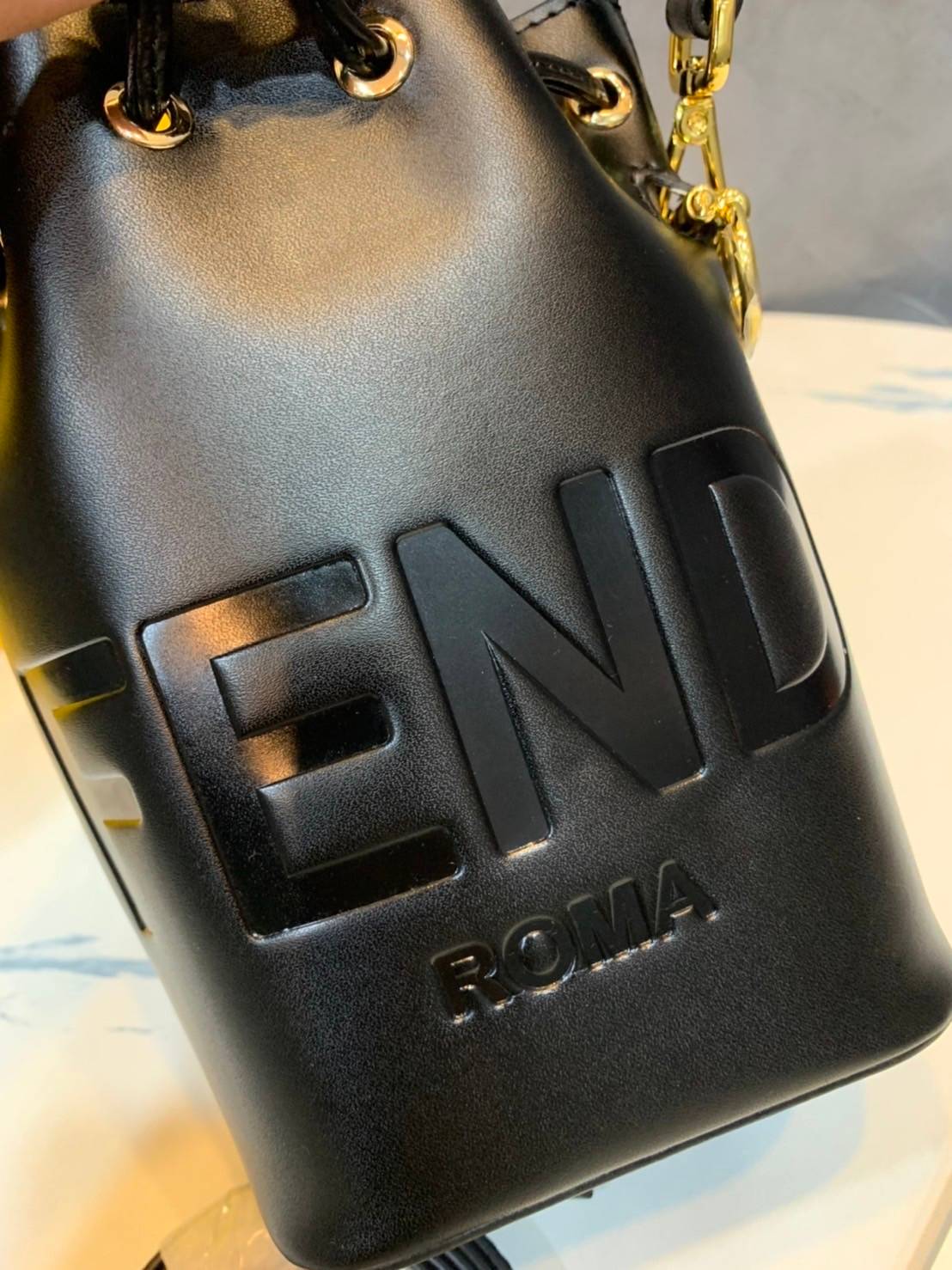 FENDI Mon Tresor Mini leather bucket bag กระเป๋าถือทรงขนมจีบสุดคิ้วท์ หรือสะพายไหล่ วัสดุหนังแท้อย่างดี รุ่นใหม่ล่าสุด สวยหรู ดูแพง คุณนายสุดไปเลยค่า ถือแล้วสวยมากๆ จุของได้กำลังดี ทรงนี้ต้องมีติดตู้ไว้สักใบนะคะ!