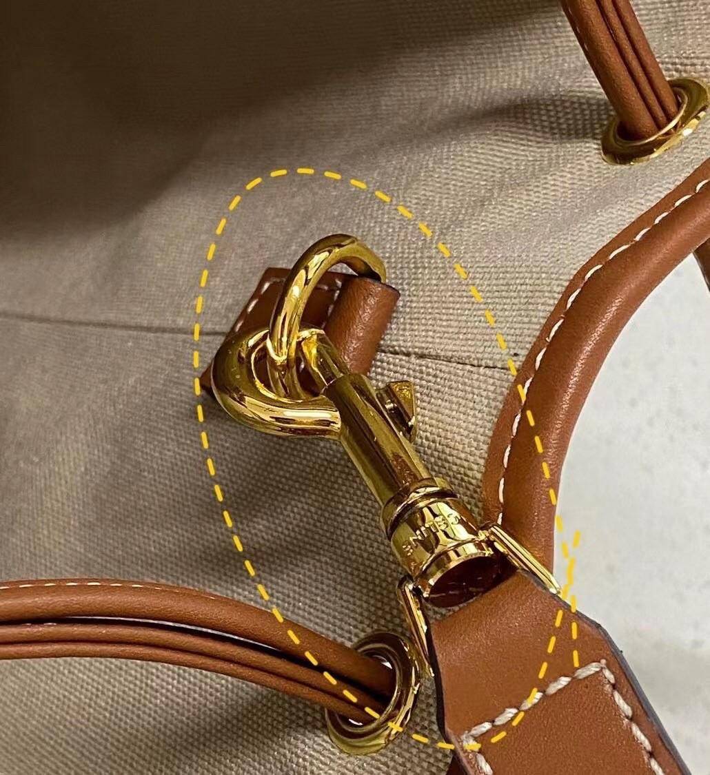 Celine Vip Gift Bag กระเป๋าถือหรือสะพายไหล่ วัสดุ Canvas สวยหรูอยู่ทรง อะไหล่ทอง ติดโลโก้แบรนด์ด้านหน้า หรูหรา มีสายยาว ถอดสายได้ ปรับระดับได้ น้ำหนักเบา มาพร้อมถุงผ้าแบรนด์ ไม่ควรพลาด ใบจริงสวยมากก คุณค่าที่คุณคู่ควรค่า