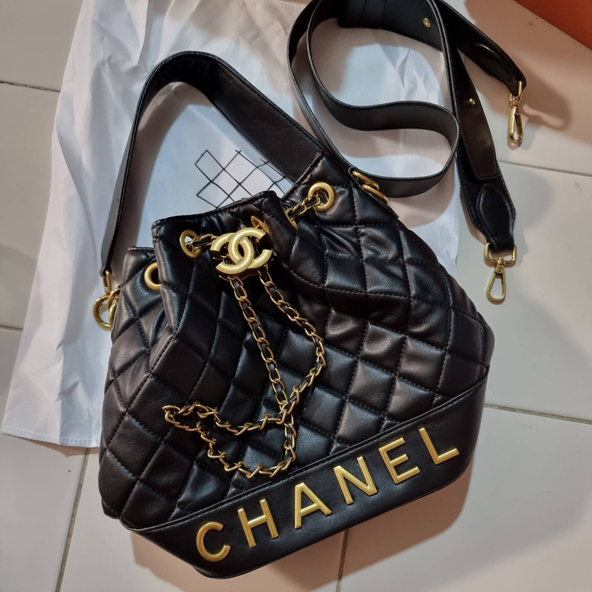 Chanel limited font leather bag / Chanel Bucket Bag กระเป๋าสะพายรุ่นลิมิเต็ด พรีเมี่ยมกิ๊ฟจากแบรนด์ รุ่นนี้การันตีหนังนิ่มมากกก!! โดดเด่นด้วย font โลโก้ และสายโซ่สลับหนังพร้อมตัวกดล็อคสีทองหรู สำหรับเปิด-ปิดปากกระเป๋า กดและปล่อยเพื่อล็อคได้ในตัว ภายในโล่ง