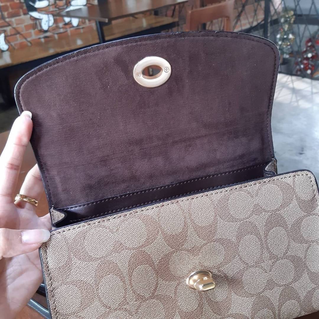 COACH TILLY SATCHEL 23 IN SIGNATURE CANVAS ((C1802//C1439/C1435)) กระเป๋า crossbody สวยหรู ขนาดใหม่ พร้อมสีมาใหม่!! ดีไซน์ย้อนยุค วัสดุหนังแคนวาสเคลือบลายสลับหนังแท้ มาพร้อมหูจับในตัว และสาย crossbody ปรับได้ตามตัว เปิด-ปิดด้วยตัวบิดล็อค ภายในโล่ง บุกำมะห