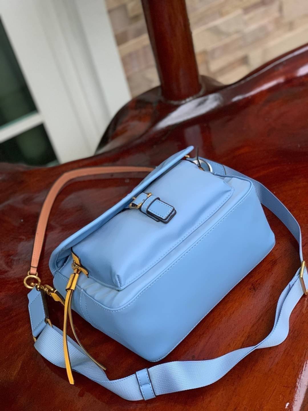 ของแท้ 💯% Tory Burch logo patch satchel bag อีกหนึ่งแบรนด์ดังจากนิวยอร์ก ที่เหล่าดาราเซเลปใช้กันทั่วโลก ด้วยดีไซน์ที่เป็นเอกลักษณ์ เข้ากับยุคสมัย วัสดุ Nylon waterproof ที่แข็งแรงและทนทาน