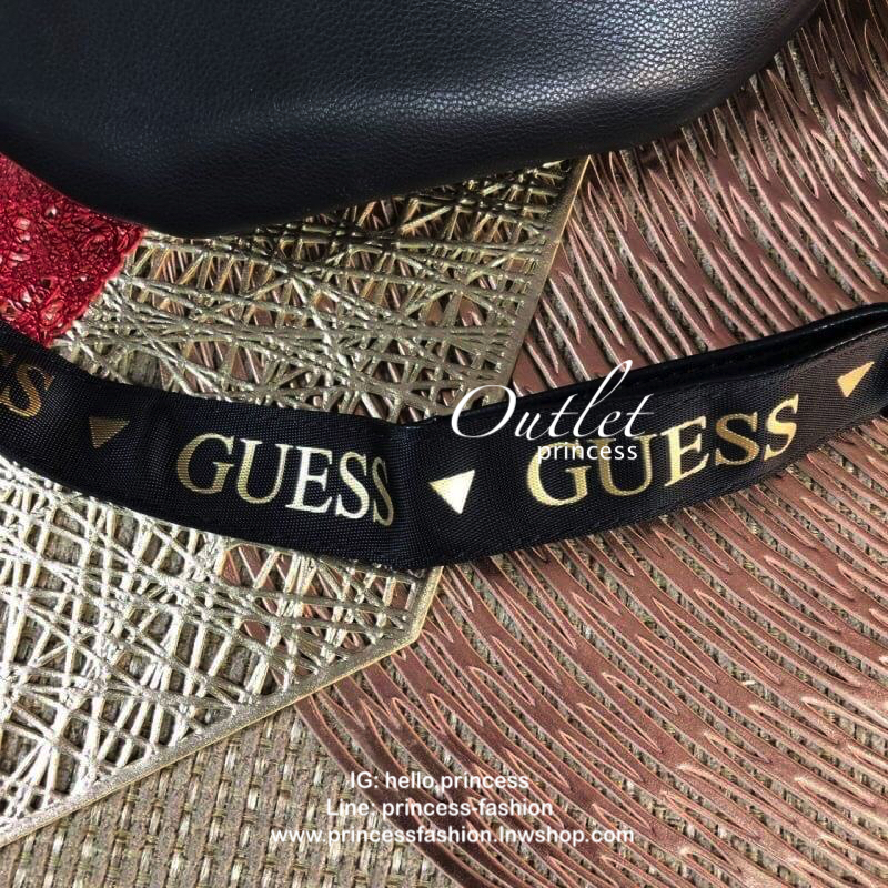 GUESS GYM EMBOSSED LOGO WAIST PACK กระเป๋าสะพายคาดอก/เอว วัสดุ pu. หนังเรียบนิ่ม ด้านหน้ามี logo brand เปิดปิดด้วยซิป ภายในโล่ง ใส่ wallet ยาวได้ มีช่องซิปเล็ก พร้อมสายสะพายลายแบรนด์ ปรับได้ค่ะ