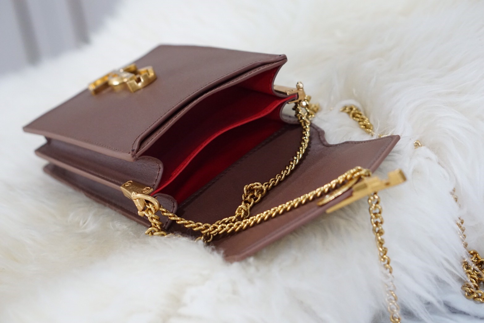 VIP 】YSL SAINT LAURENT CRASSANDA MONOGRAM PHONE BAG 5สี พร้อมส่งที่ไทย ที่นี่ที่เดียว กระเป๋าสะพายครอสบอดี้ขนาดกำลังน่ารักเลยย ทรงสูงใส่โทรศัพท์ได้ทุกรุ่น งานหนังเรียบสวย อะไหล่ทองรมควันหรูมากๆ สะพายดึงได้ทั้งสั้น ยาว ช่องด้านในแบ่งช่อง หยิบของสะดวกค่า ไม