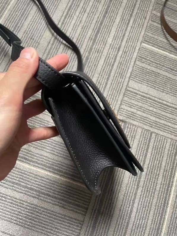 TORY BURCH BRLTTEN SMALL SADDLE BAG / Tory Burch Britten Flap Shoulder Bag กระเป๋าสะพายข้าง วัสดุหนังแกะแท้ ด้านหน้าประดับโลโก้แบรนด์ เปิด-ปิดกระเป๋าแบบกระดุมแป็กแม่เหล็กแน่นหนา ภายในมีช่องหลัก ใส่กระเป๋าเงินใบกลาง มือถือได้ทุกรุ่น มีช่องแยกใส่ของจุกจิกอี