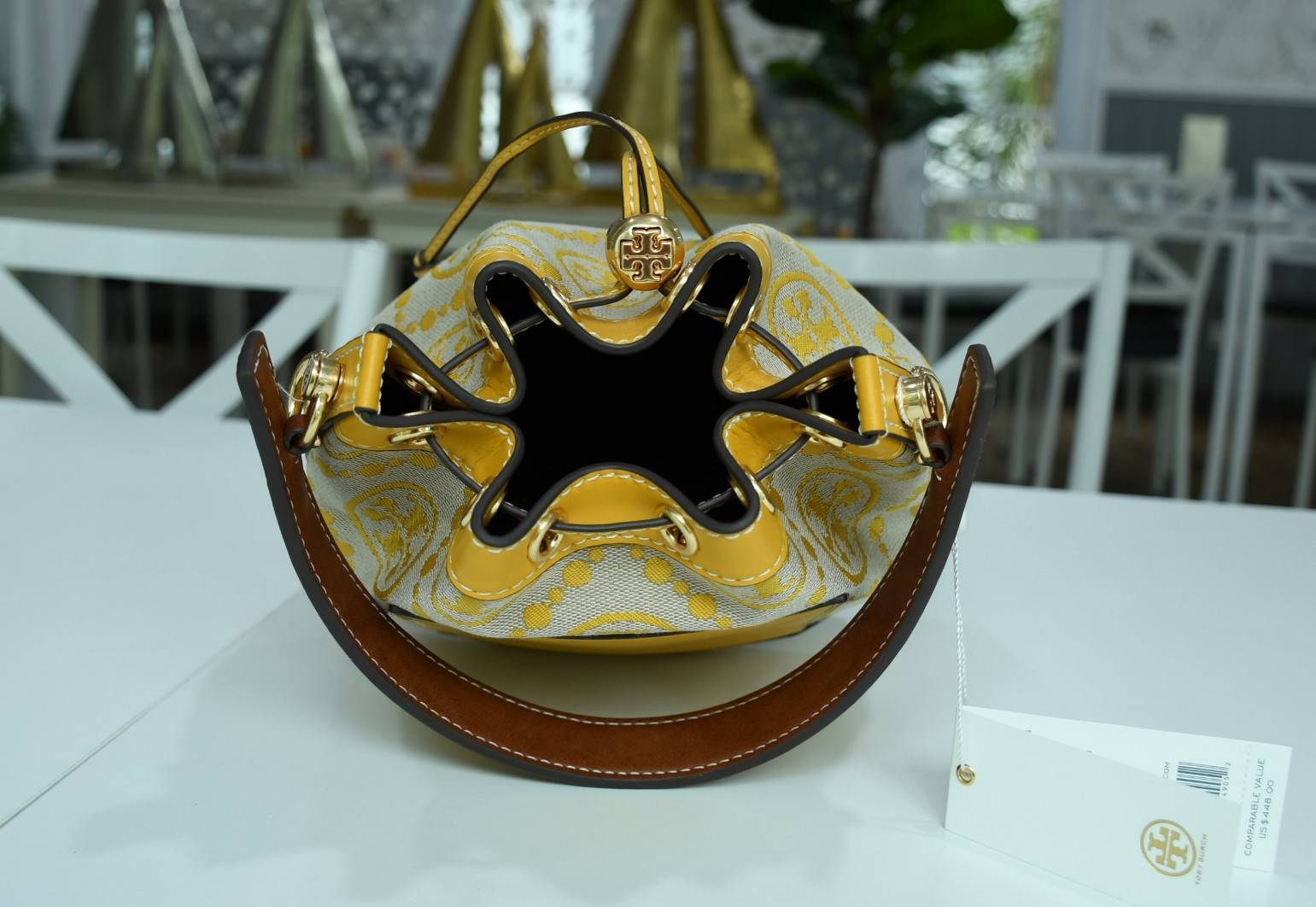 ของแท้ 💯% TORY BURCH Monogram Jacquard Bucket Bag กระเป๋าถือหรือสะพายไหล่ วัสดุผ้า Canvas โลโก้ Jacquard ทรงถัง ตั้งอยู่ทรง กระเป๋าปักลายแบรนด์ สวยหรู สายยาว Crossbody ได้ เปิด-ปิด โดยเชือกรูด เปิด-ปิดพร้อมสลับที่ประดับโลโก้ สวยหรู คุณนาย สุดๆ ไปเ