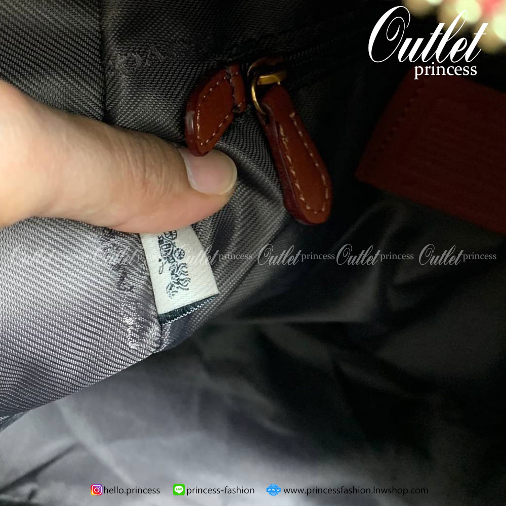 COACH LARGE SIGNATURE CAMPUS BACKPACK (32754) กระเป๋าสะพายหลังแบบมีหูหิ้ว หนังแท้อย่างดี หนังสมูทมากๆค่ะ พร้อมสีสุดคลาสสิค! ด้านหน้ามีช่องซิปขนาดกลางให้หนึ่งช่อง เปิดปิดช่องหลักแบบซิปคู่ ภายในกว้างมากๆค่ะ ใส่ได้เยอะทีเดียว มีช่องซิปและช่องเล็กใส่ของจุกจิก