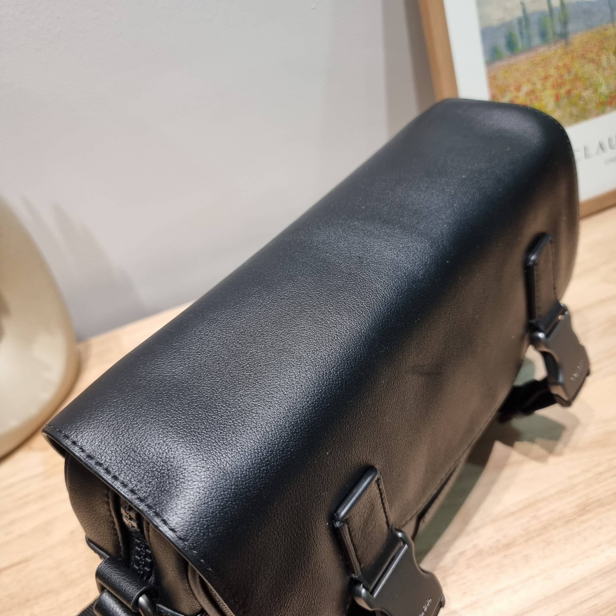 Coach Track Crossbody In Signature Canvas C3747 หล่อบอกต่ออีกหนึ่ง กระเป๋าสะพายทรงแมสเซ็นเจอร์ รุ่นเอาใจหนุ่มๆ ดีไซน์คลาสสิค สุดหรู ดูแพง วัสดุหนังแท้สลับหนังแคนวาส ฝากระเป๋ามีตัวล็อคแน่นหนา เปิดมามีซิปปิดกันหล่นได้อีก ด้านหลังมีช่องย่อย ภายในโล่งกว้าง แบ