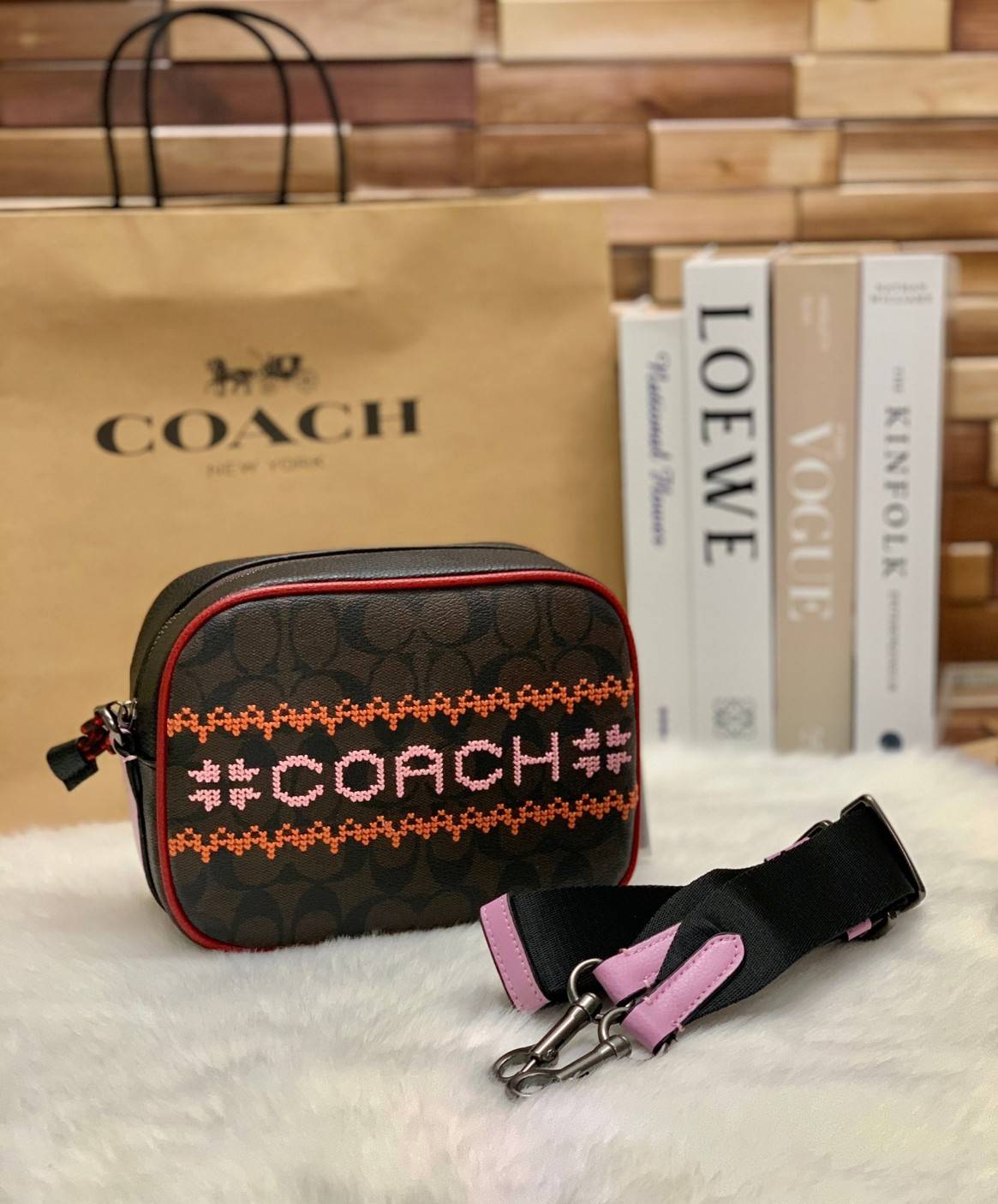 COACH DEMPSEY CAMERA BAG IN SIGNATURE ((C1541)) กระเป๋าทรงกล้องขนาดกระทัดรัด หนังแท้สวยงาม น่าใช้ค่ะ ด้านหน้าเป็นงานปักโลโก้+ลายกัวใจต่อๆกัน ได้สวยงาม เปิดปิดกระเป๋าแบบซิป ภายในสามารถใส่กระเป๋าเงินใบกลางได้;มือถือได้ทุกรุ่น;ของจุกจิกอื่นๆได้พอประมานเลยนะค