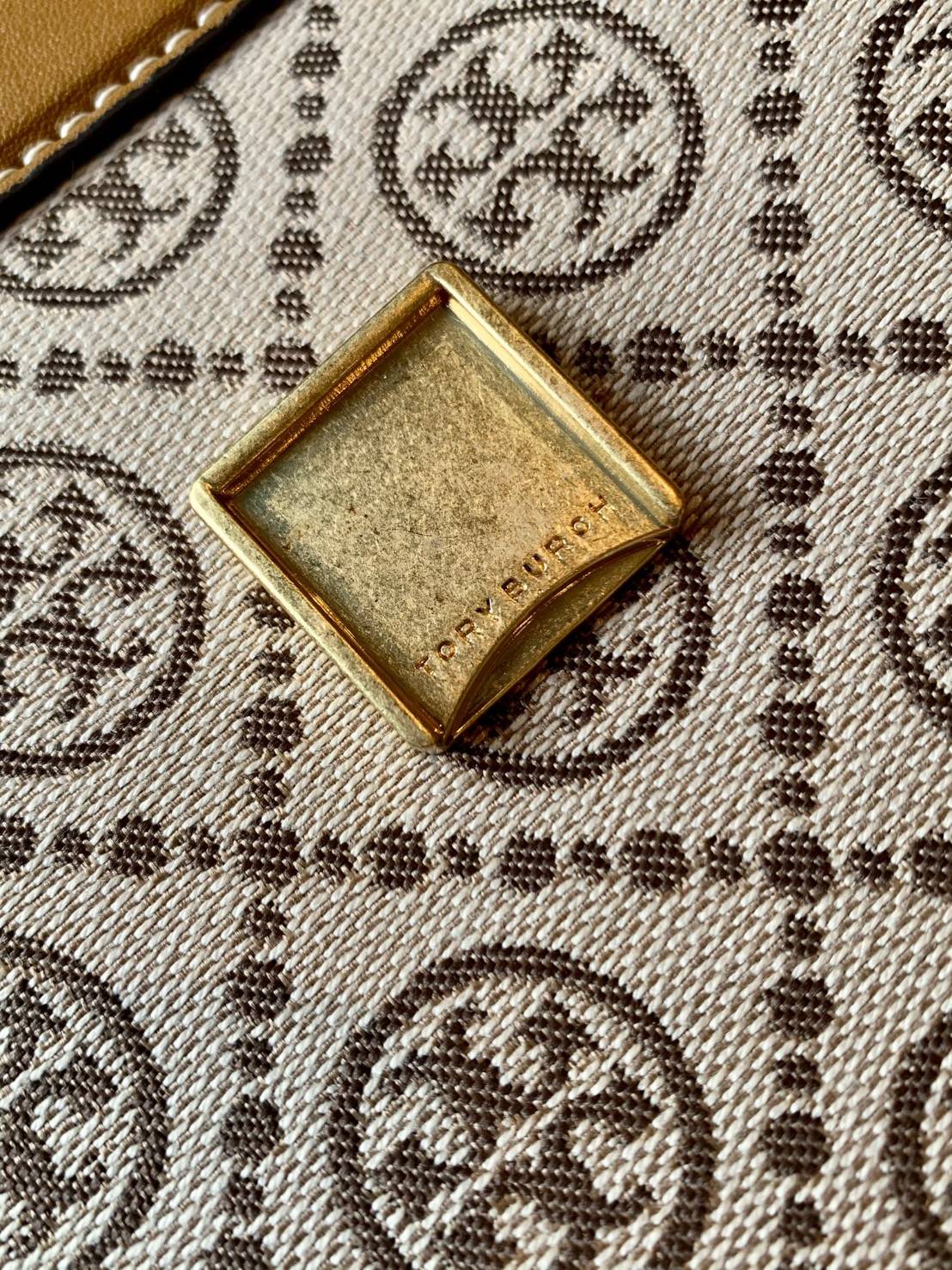 คุณภาพจัดเต็มกันเลยค่าา😘Tory Burch T Monogram Jacquard Shoulder Bag ห้ามพลาด! กระเป๋าสะพายแบบครอสบอดี้ร์ วัสดุJacquard+หนังแท้ชั้นดี ได้ลงตัวสวยงาม รูปแบบร่วมสมัยตามแบบฉบับแบรด์ได้ดีทีเดียวค่ะ! เปิดปิดกระเป๋าแบบอะไหล่แบรนด์ล็อคแม่เหล็ก