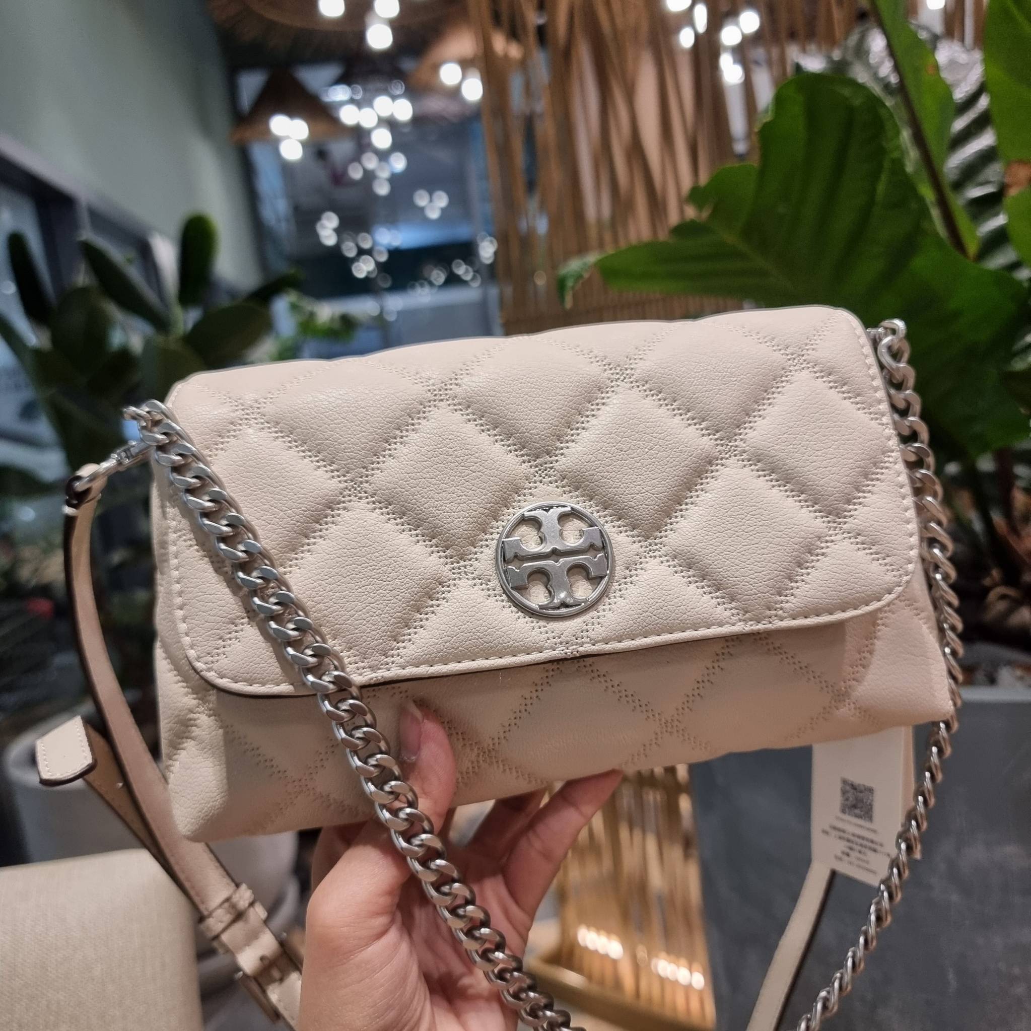 TORY BURCH WILLA MINI SHOULDER BAG ใหม่ล่าสุด พร้อมเสิร์ฟไม่ต้องรอพรีฯ กระเป๋าสะพายดีไซน์เลิศ ทรงสวย กะทัดรัด สะพายคล่องตัว ดีไซน์บุนวม เส้นคมสวยหรู