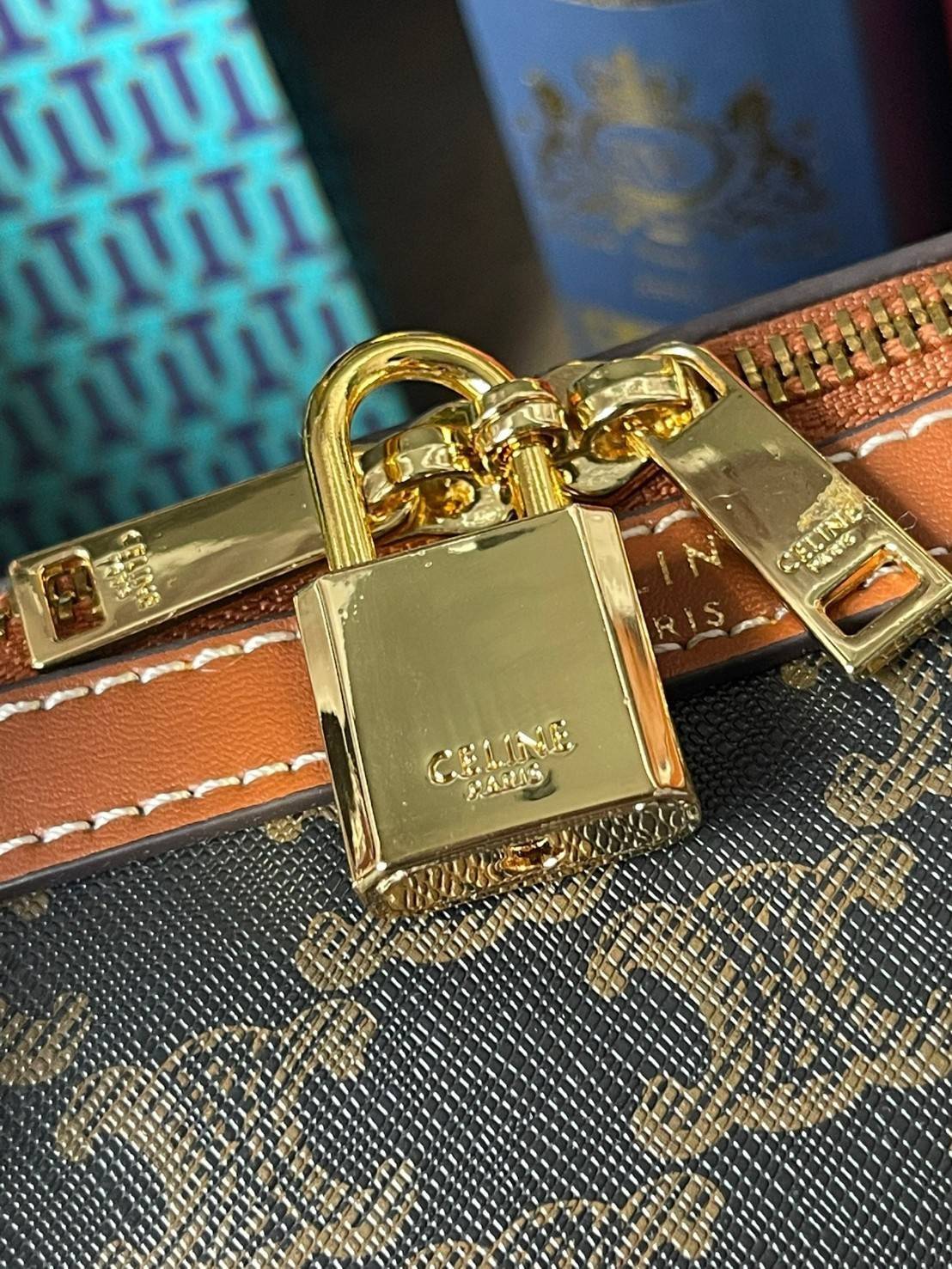 VIP 】CELINE BOSTON BAG IN TRIOMPHE CANVAS AND TAN ลวดลาย Triomphe Canvas Collection เป็นที่นิยมตลอดกาล มาในรูปแบบกระเป๋าทรงหมอนที่ได้รับความนิยมแบบทุกยุคทุกสมัย ซึ่งเป็นรูปทรงที่มีความคลาสสิก ดูดีแบบไม่มีตกยุค มาพร้อมขนาดที่ง่ายต่อการพกพา จัดเก็บหรือหยิบข