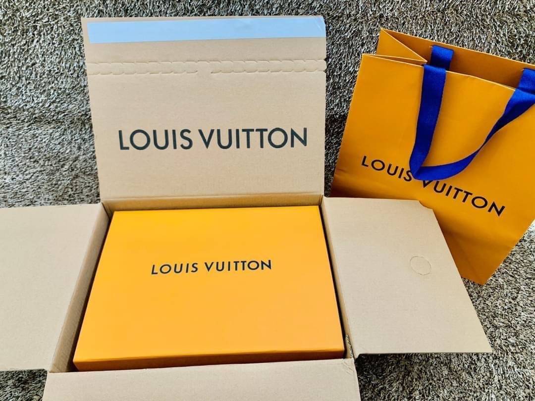 LV Pochette Métis ไอเท็มนำแฟชั่นที่น่าดึงดูดใจอย่างยิ่ง กระเป๋าที่มีรูปลักษณ์ทรงกะทัดรัดและใช้งานได้สะดวก หนังแท้แคนวาสอย่างดีเลยค่ะ ลาย Monogramอัญเป็นเอกลักษณ์ของแบรนด์ เปิด-ปิดแบบกดล็อคอะไหล่สีทองสวยงาม ภายในมี3ช่องกว้างสามารถใช้งานได้หลากหลายและจุของไ