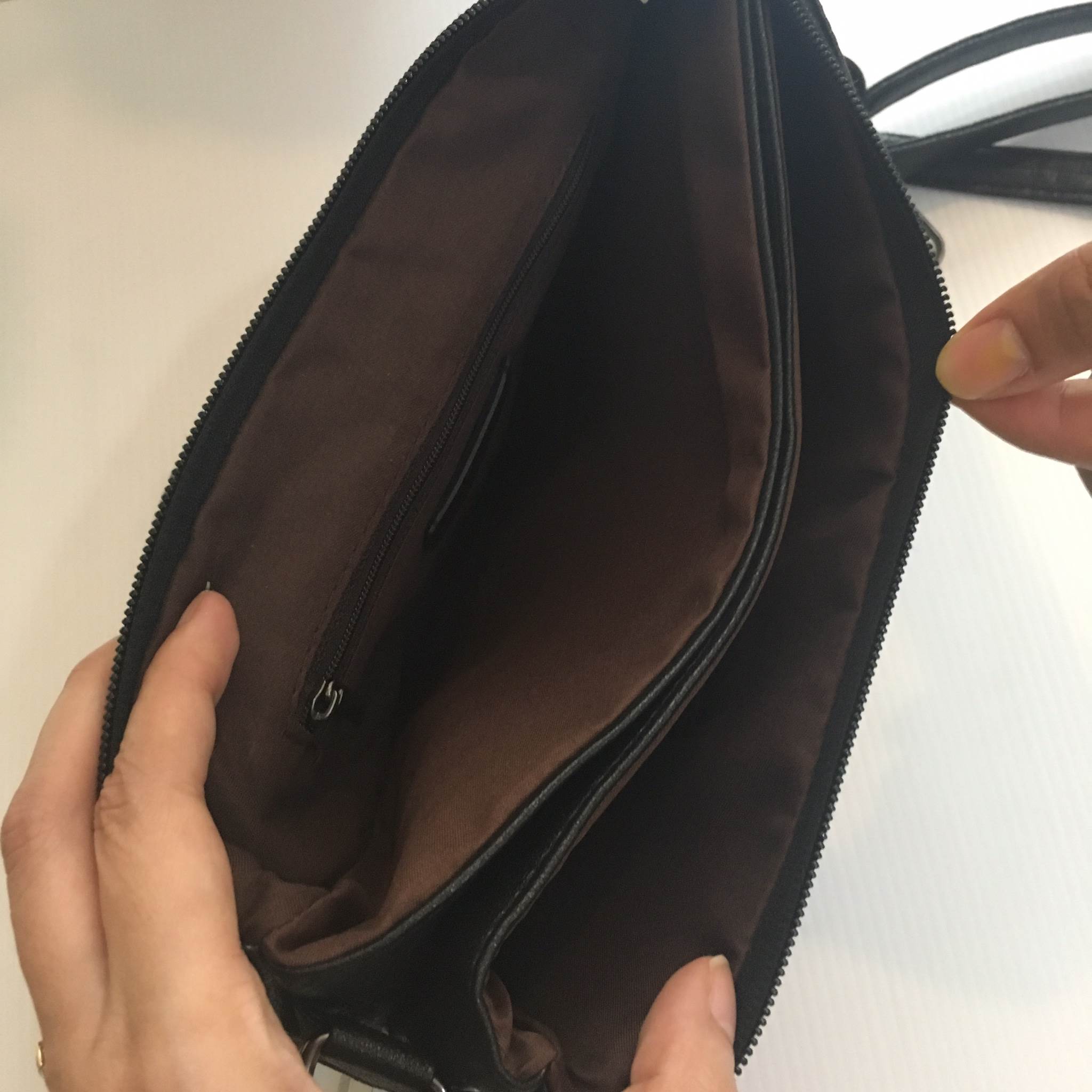 เอาใจสาวๆ ที่ต้องการหากระเป๋าสะพายทรงนี้ สีดำ อะไหล่ดำ เรียบหรูมากคะ จากแบรนด์ Parfois ตัวกระเป๋าสะพาย ปรับเก็บสายถือเป็น clutch bag ได้คะ มีสายคล้องข้อมือ ขนาดกะทัดรัด พร้อมช่องแยกเก็บของถึง 3 ช่องใหญ่ ใส่ กระเป๋ายาว มือถือ iphone 6 plus ได้คะ น้ำหนักเบา