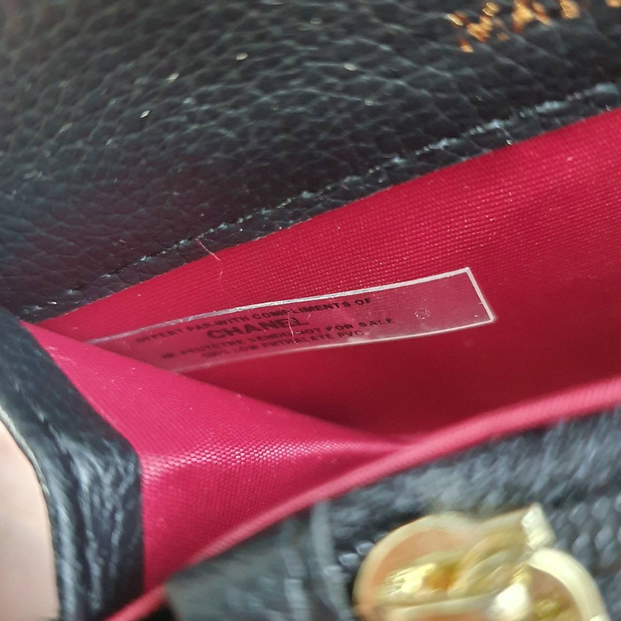 CHANEL SMALL WALLET พร้อมส่งรุ่นใหม่ ♡♡ กับ กระเป๋าสตางค์แบบพับใบสั้น งานพรีเมี่ยมกิ้ฟท์จากเค้าเตอร์ต่างประเทศ หนังสัมผัสลายด้าน จากแบรนด์ CHANEL (GWP) ด้านหน้ามีโลโก้แบรนด์ CC **อะไหล่สีทองหรู เปิดปิดด้วยกระดุมแม่เหล็ก ด้านในแบ่งช่องได้ถึง 