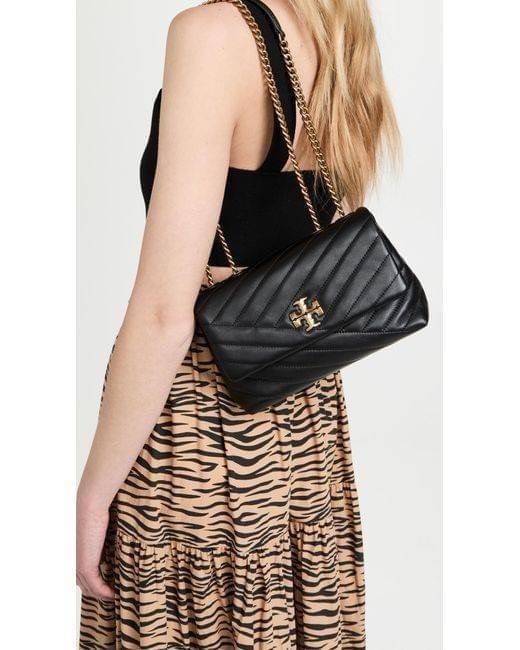 TORY BURCH KIRA CHEVRON CONVERTIBLE SHOULDER BAG (SMALL / MEDIUM) กระเป๋าสะพายรุ่นยอดฮิต ไซส์คลาสสิค ที่ใช้ยังไงก็ดูหรู ดีไซน์เฉพาะตัว วัสดุหนังแกะ สัมผัสนิ่ม เปิด-ปิดด้วยกระดุมแม่เหล็ก ภายในเป็นช่องโล่ง ใส่กระเป๋าสตางค์ มือถือ เครื่องสำอางค์ พาวเวอร์แบงค
