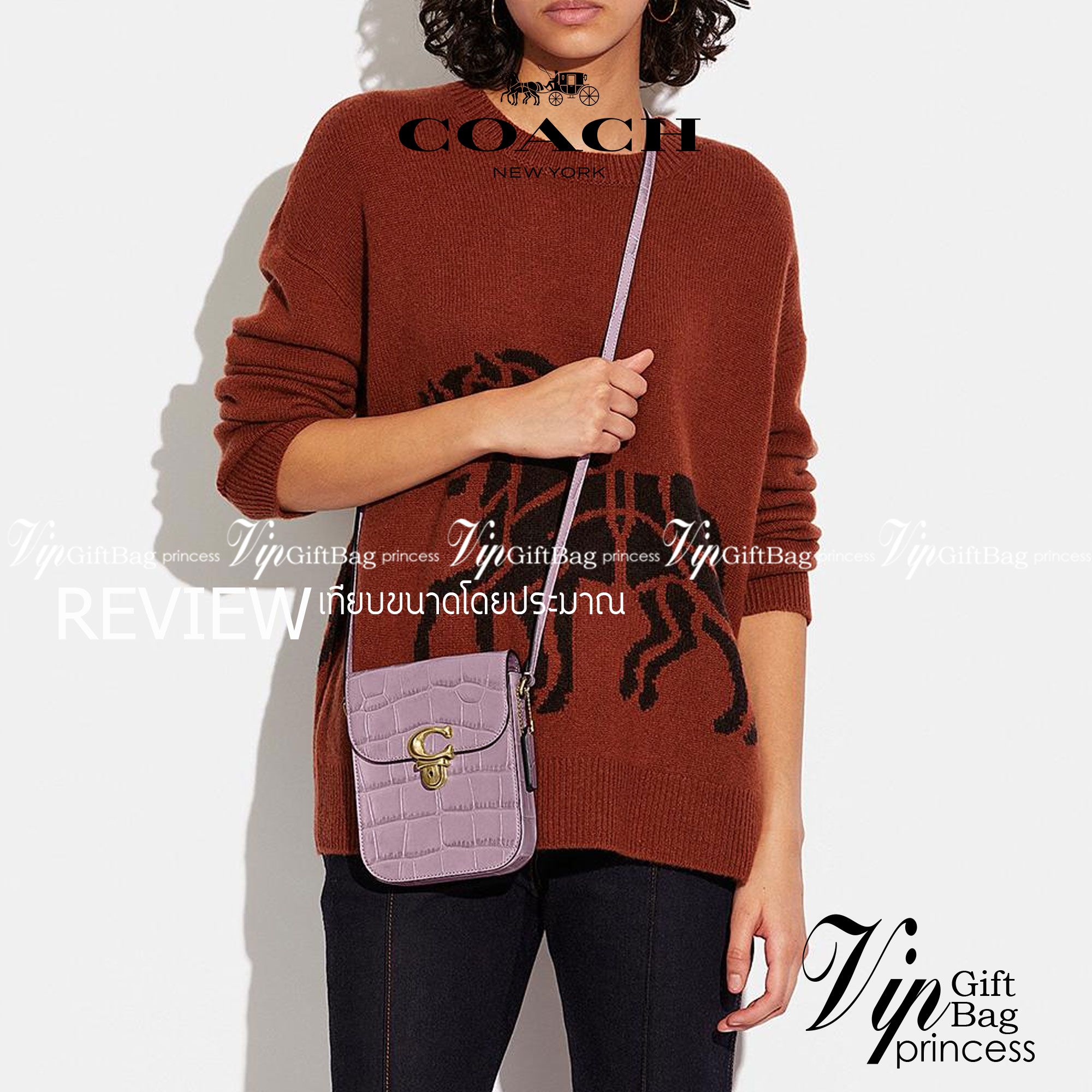 COACH CA191 TALL STUDIO CROSSBODY IN SIGNATURE JACQUARD กระเป๋าสะพายข้างไซส์มินิ ดีไซน์ลูกคุณหนู น่ารักที่สุด!! น่าใช้ไม่อยากวาง!! ดีไซน์รูปทรงกำลังสวย ใช้งานสะดวกด้วยตัวกดเลื่อนล็อค วัสดุผ้า jacquard สลับหนังแท้ มาพร้อมสายสะพายข้างในตัว ใส่ของสำคัญแบบพกพ