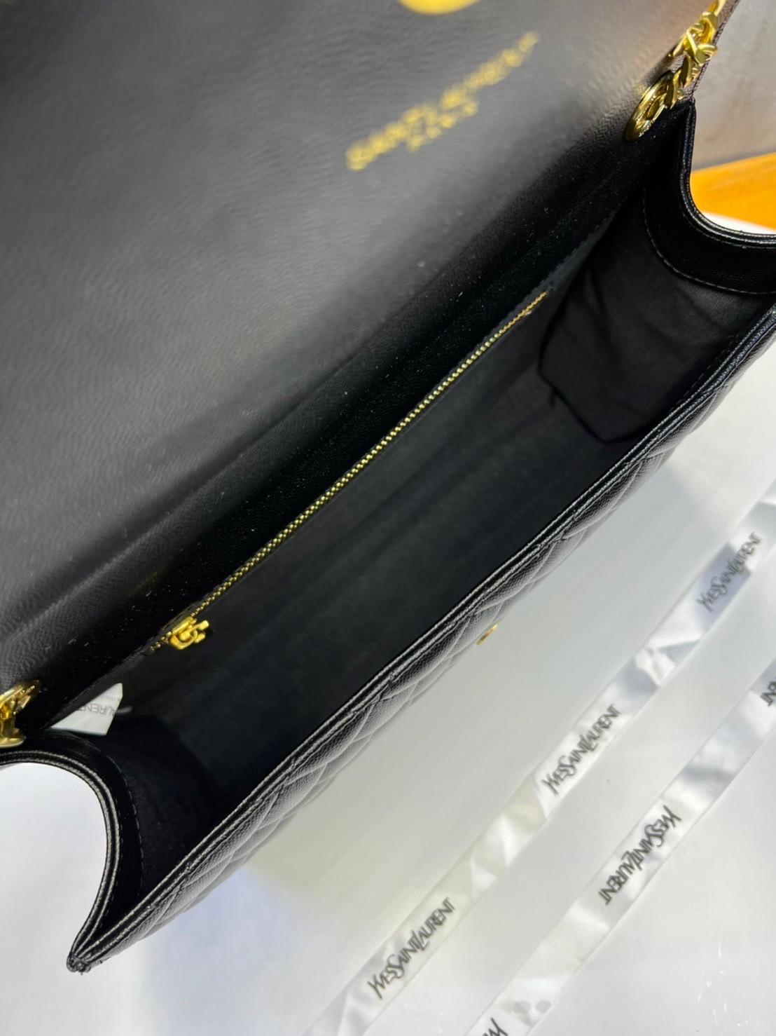 หนังแท้ YSL Saint Laurent Large Cassandra quilted shoulder bag กระเป๋าสะพายใบใหญ่ ดีไซน์ทรงสวยหรู ตอบโจทย์ได้ทุกสไตล์ ภาพสินค้าถ่ายจากงานขายจริง ใช้งานต่างประเทศได้