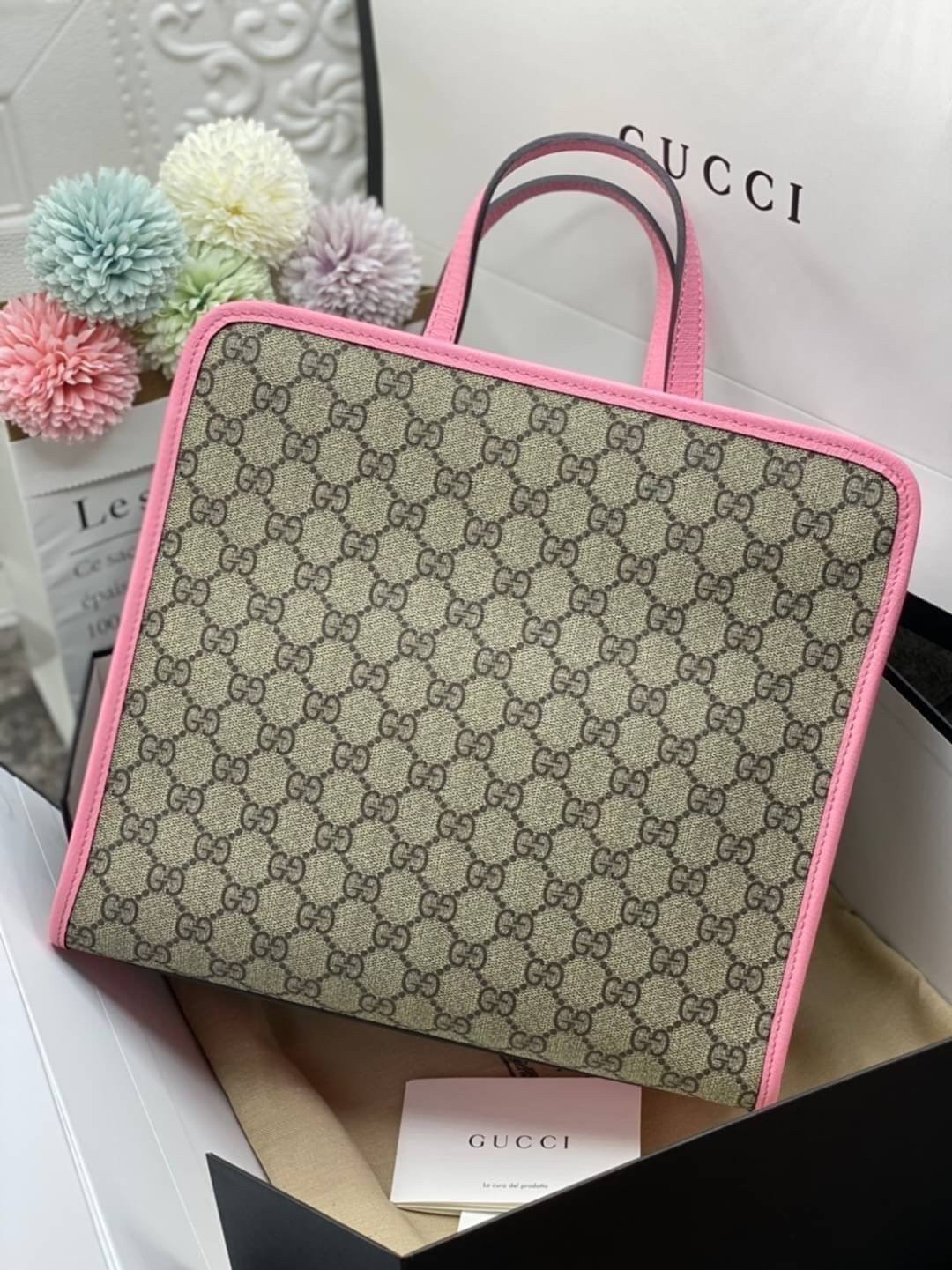 Ori GUCCI Children's tote bag GG kids ที่สุดของความน่ารัก ลิมิเต็ดแบบไม่มีเอาท์ สาวๆสายหวานไม่ควรพลาดด้วยประการทั้งปวงเลยค่าา หนังแท้เกรดดีที่สุด พิมพ์ลายแบรนด์รอบใบเทคเจอร์สวยอยู่ทรง ภายในมีโลโก้กว้างและจุสุดๆใส่สัมภาระได้เยอะ ภาพถ่ายจ