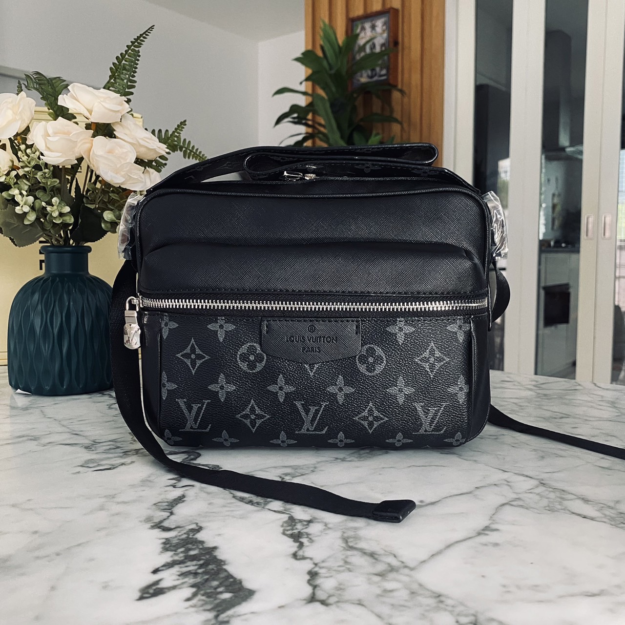 LV Outdoor Messenger Bag กระเป๋าทรงแมสเซนเจอร์สีดำสวยคลาสสิก รุ่นที่ได้รับความนิยมอย่างมาก ท่านชวยควรมีติดตู้ไว้ได้ใช้งานบ่อยๆ แน่นอนค่ะ