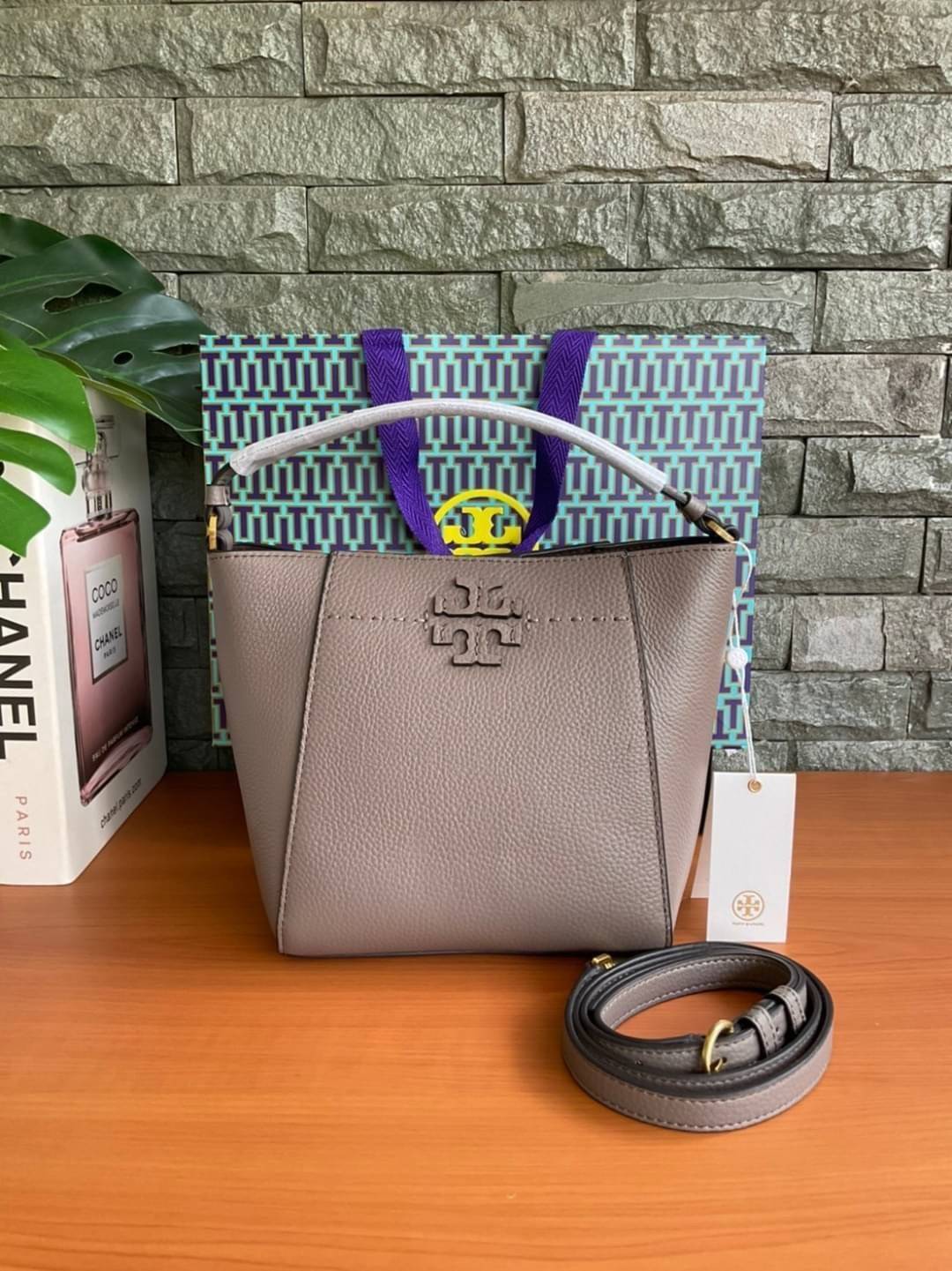 คอลเลคชั่นขายดี มากี่รอบๆ ก็หมดไวทุกรอบ!! TORY BURCH MCGRAW MINI BUCKET BAG กระเป๋าสะพาย และ ถือ คล้องแขน ทรงถัง สะพายได้ 2 ทรง ผลิตจากหนังแท้ หนังลูกวัว หนังนุ่ม หนังหอม น้ำหนักเบามากกก!! หนังลื่น นิ่มสวยมากๆ!! ด้านหน้าประดับโลโก้แบรนด์ ภายในโล่งกว้าง มี