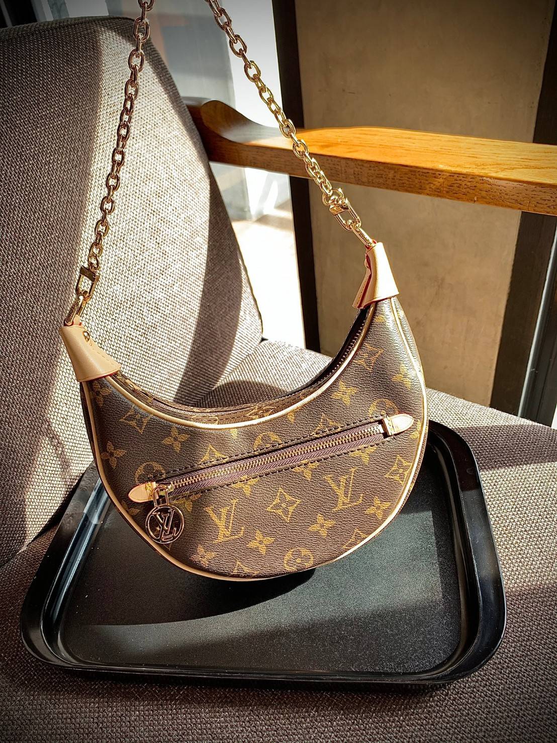 LOUIS VUITTON MONOGRAM LOOP BAG กระเป๋าทรง Loop ที่รังสรรค์ออกมาได้สวย เก๋ และดูดีมากๆ หนังแท้ มีความนิ่มละมุน สัมผัสแล้วคือใช่เลยค่ะ😘 ด้านหน้ามีช่องซิปเล็กให้ใส่ของจุกจิก เปิด-ปิดช่องหลักแบบซิป ภายในสามารถใส่กระเป๋าเงินใบกลางได้;มือถือได้ทุกรุ่น;