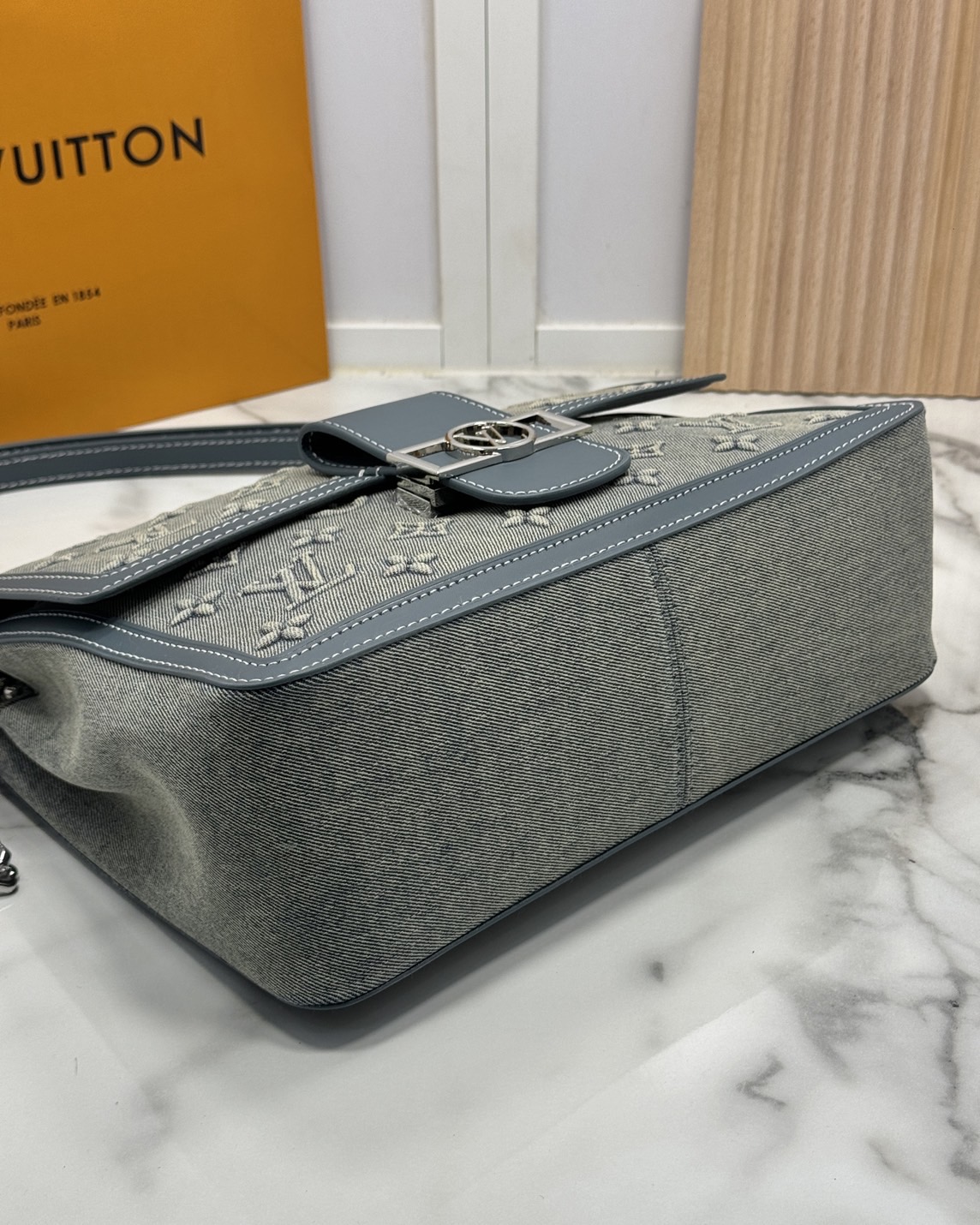 LV Dauphine 30 Monogram Denim Bag กระเป๋าสะพายทรงสวยใบใหญ่คลาสสิกเดนิมซีดสไตล์วินเทจ ปั้มนูนโลโก้ลายโมโนแกรม ใหม่ล่าสุด ส่งท้ายปีแบบสุดหรู กับกระเป๋าสะพายลุคคุณนาย